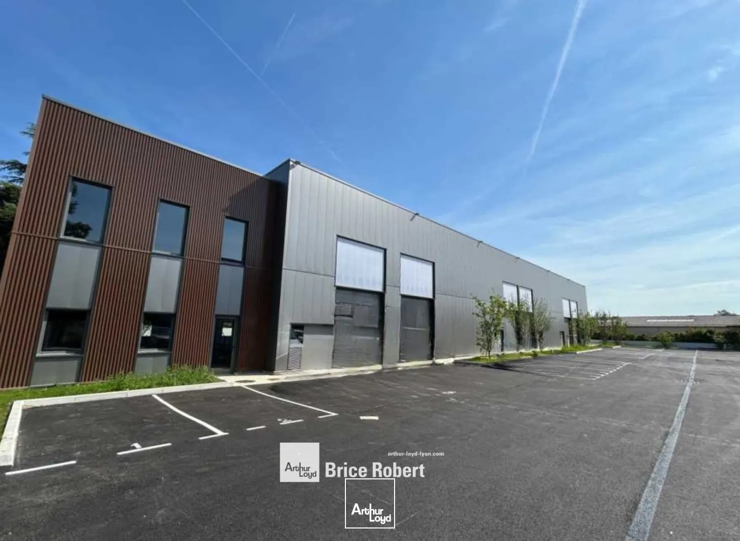 A vendre - Locaux d'activités neufs à partir de 230 m² avec un portail automatique - Saint Genis Laval
