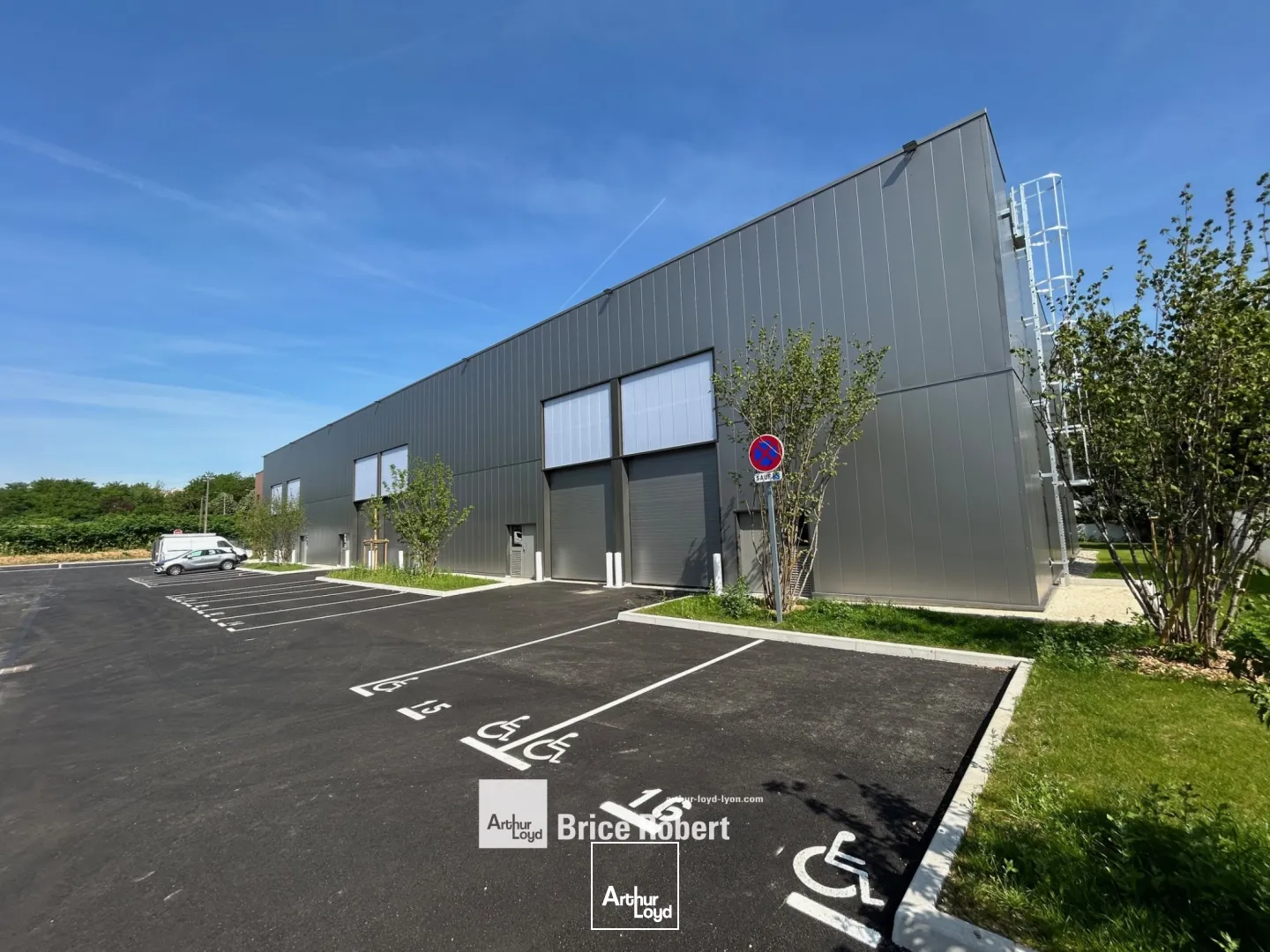 A vendre - Locaux d'activités neufs à partir de 230 m² avec un portail automatique - Saint Genis Laval