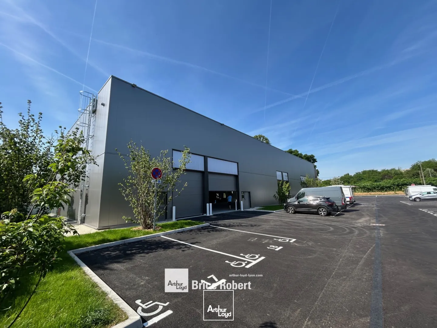 A vendre - Locaux d'activités neufs à partir de 230 m² avec un portail automatique - Saint Genis Laval