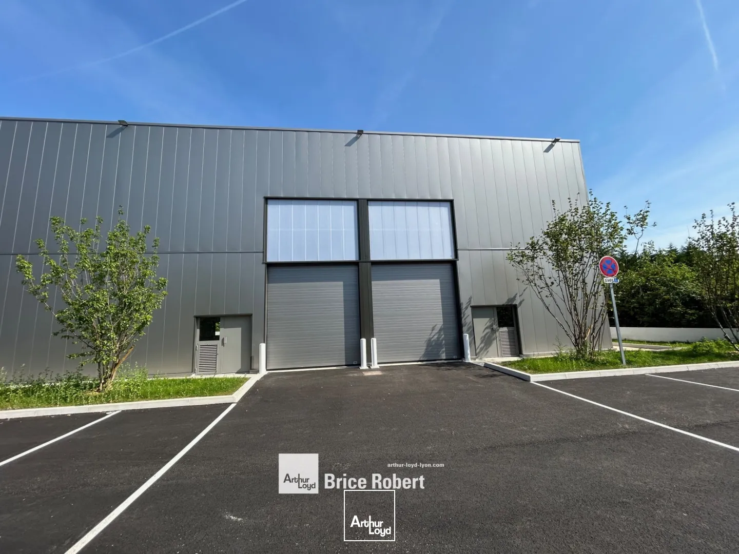 A vendre - Locaux d'activités neufs à partir de 230 m² avec un portail automatique - Saint Genis Laval
