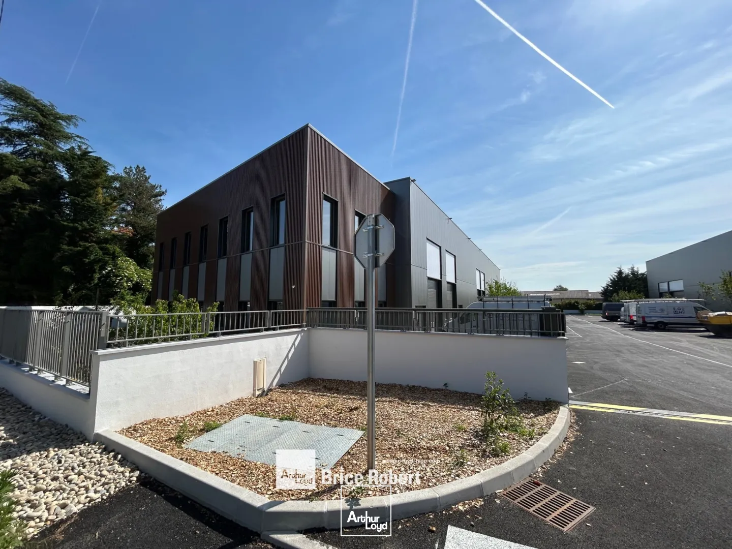 A vendre - Locaux d'activités neufs à partir de 230 m² avec un portail automatique - Saint Genis Laval