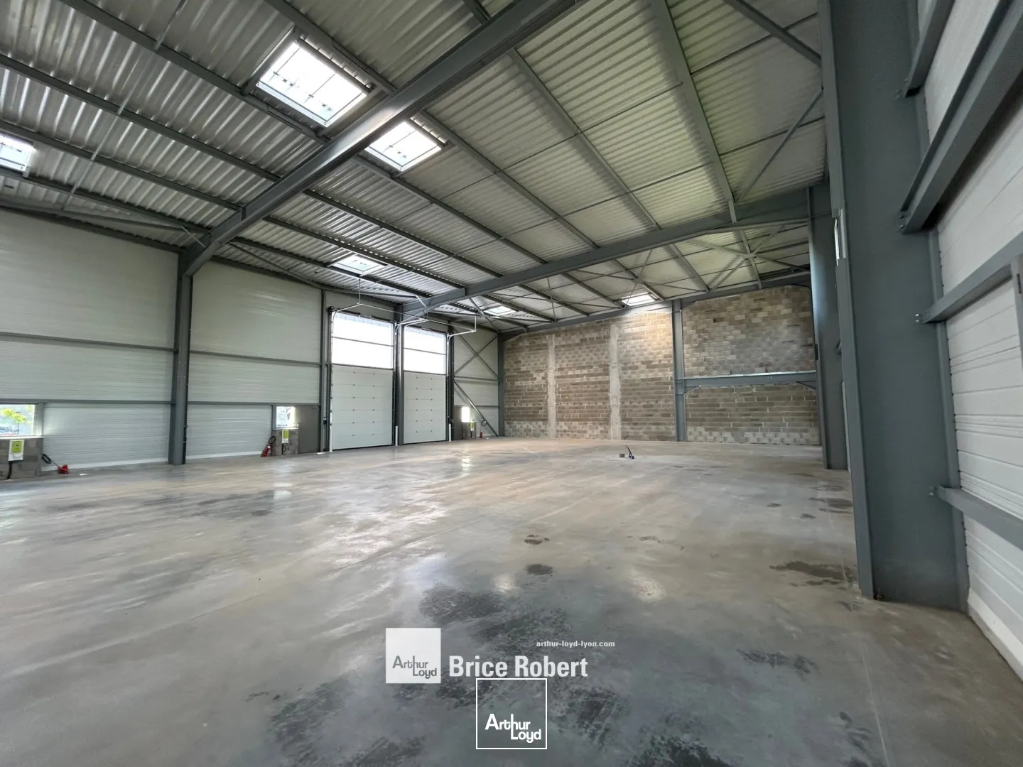 A vendre - Locaux d'activités neufs à partir de 230 m² avec un portail automatique - Saint Genis Laval