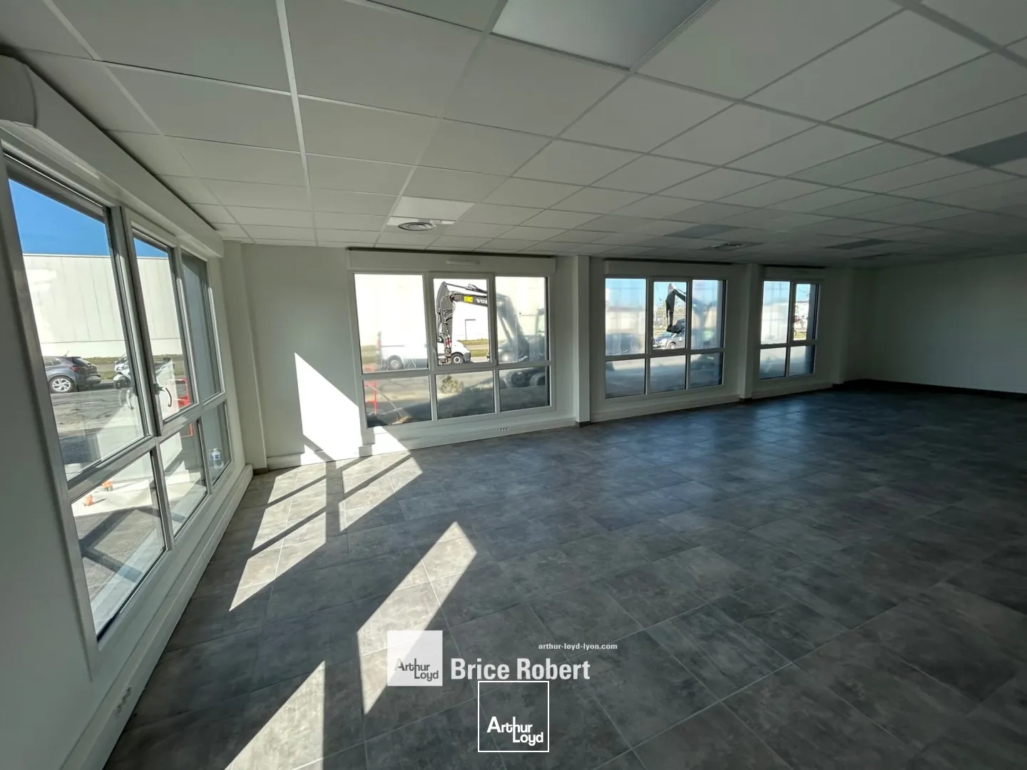 Local d'activités neuf - à la location - Genay