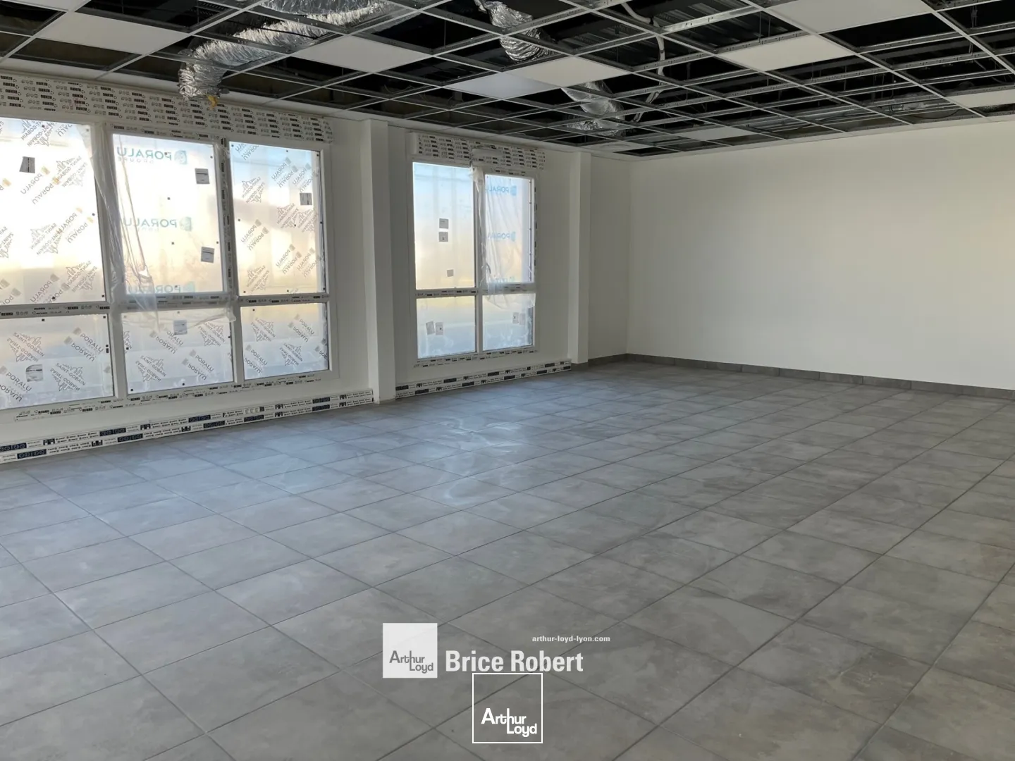 Local d'activités neuf - à la location - Genay