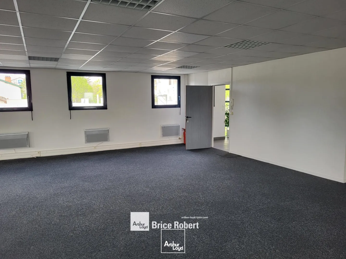 A vendre - VILLA MERCEDES - Bureaux avec des Open space - Saint Genis Laval