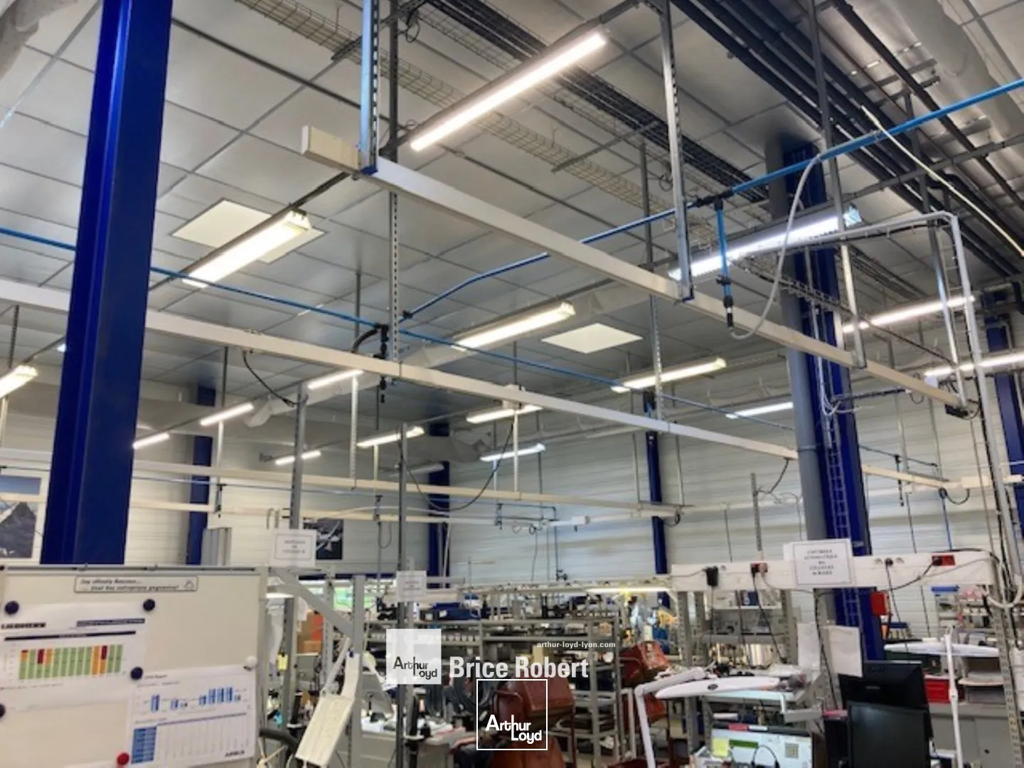 A acheter - un bâtiment d'activité sur terrain indépendant avec un accès poids lourds de plain-pied et un tarif jaune - à Frontonas 