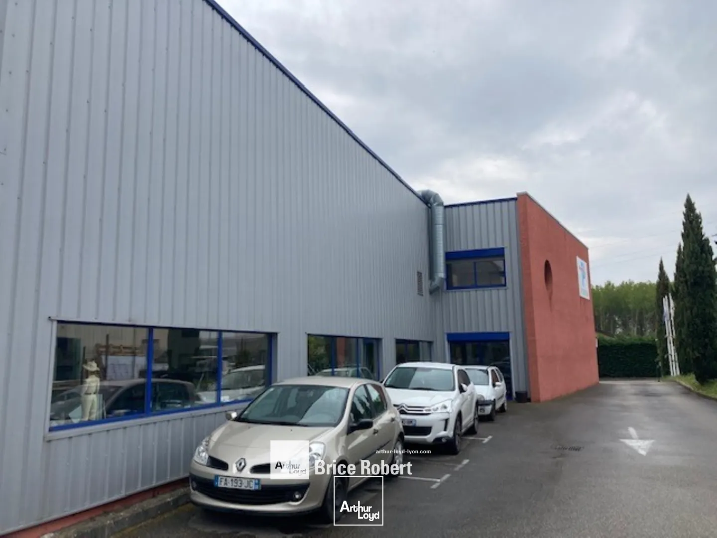 A acheter - un bâtiment d'activité sur terrain indépendant avec un accès poids lourds de plain-pied et un tarif jaune - à Frontonas 