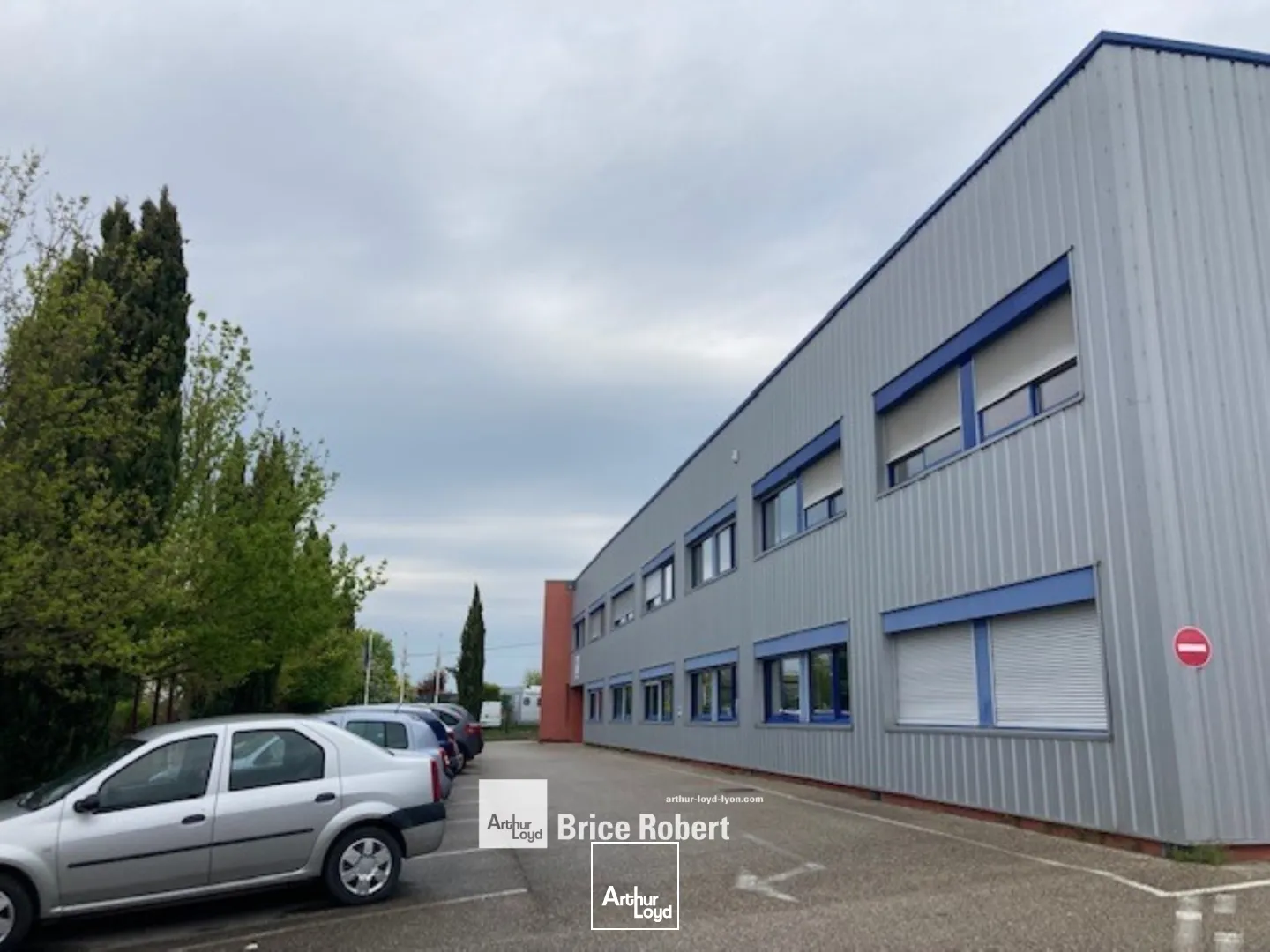 A acheter - un bâtiment d'activité sur terrain indépendant avec un accès poids lourds de plain-pied et un tarif jaune - à Frontonas 