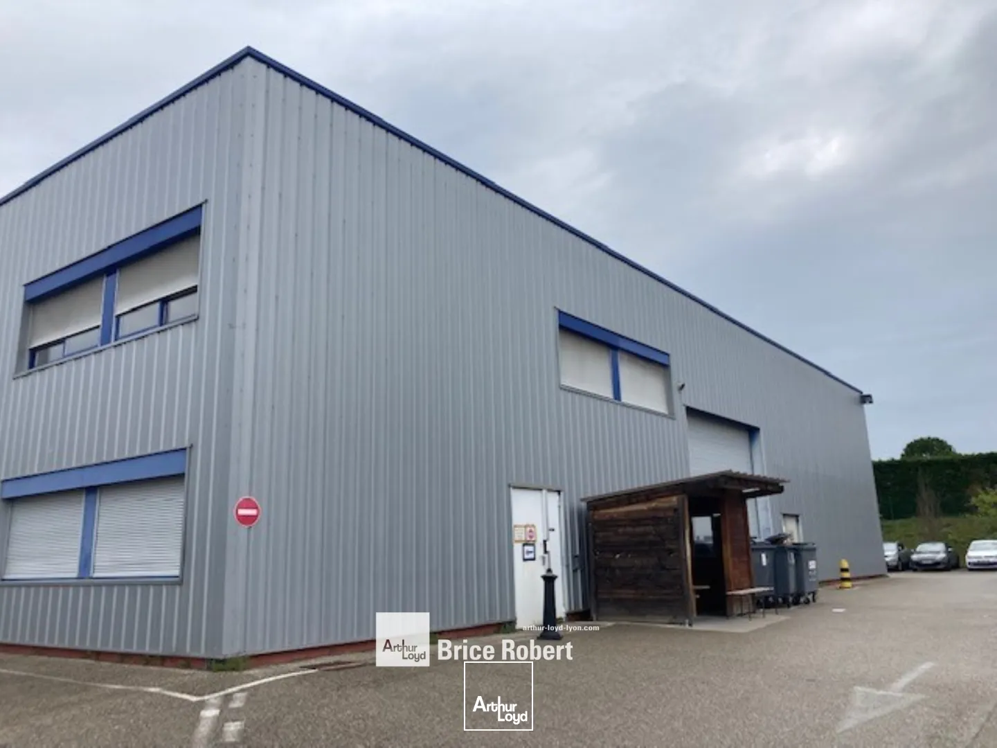 A acheter - un bâtiment d'activité sur terrain indépendant avec un accès poids lourds de plain-pied et un tarif jaune - à Frontonas 