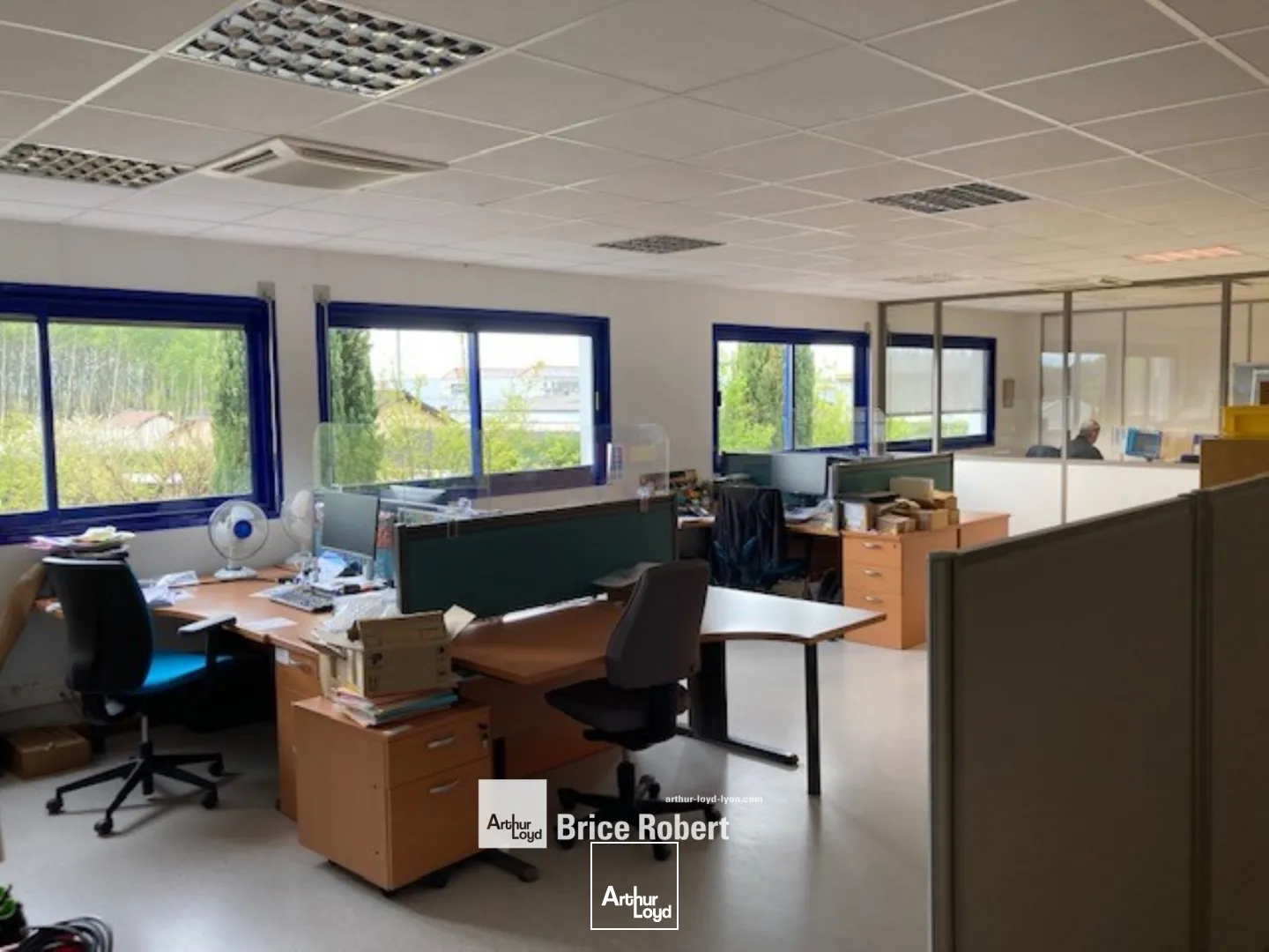 A acheter - un bâtiment d'activité sur terrain indépendant avec un accès poids lourds de plain-pied et un tarif jaune - à Frontonas 