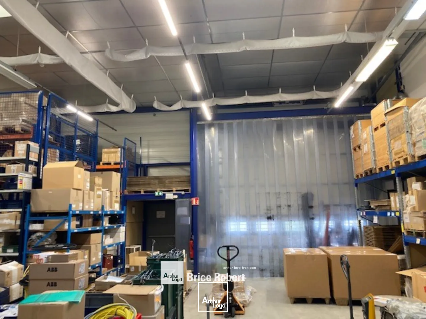 A acheter - un bâtiment d'activité sur terrain indépendant avec un accès poids lourds de plain-pied et un tarif jaune - à Frontonas 