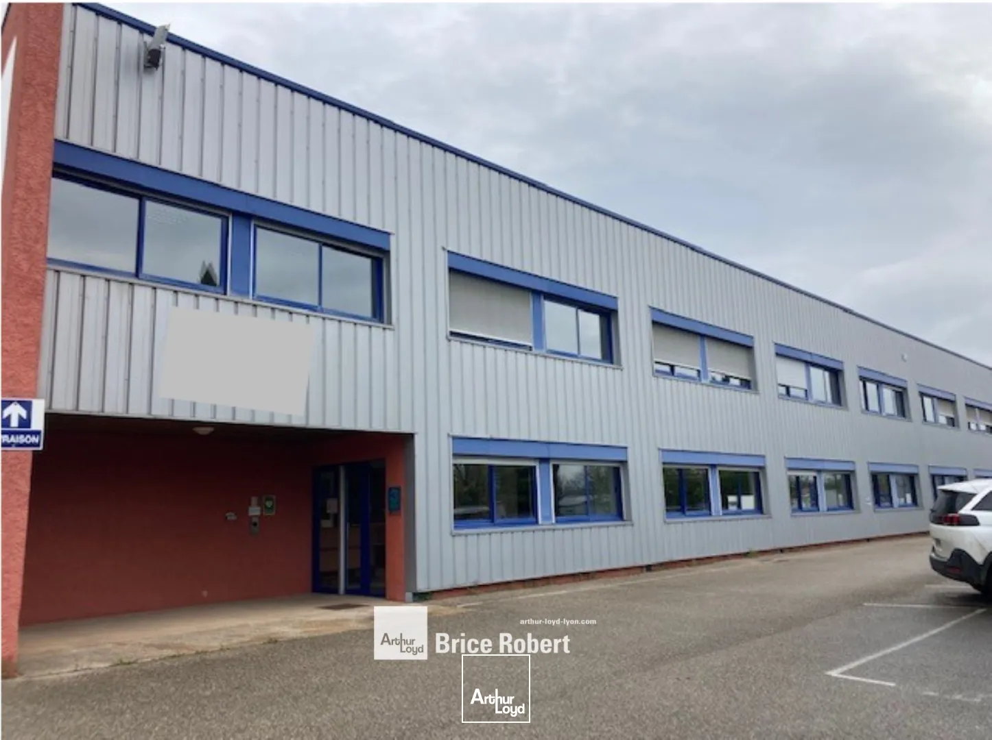 A acheter - un bâtiment d'activité sur terrain indépendant avec un accès poids lourds de plain-pied et un tarif jaune - à Frontonas 