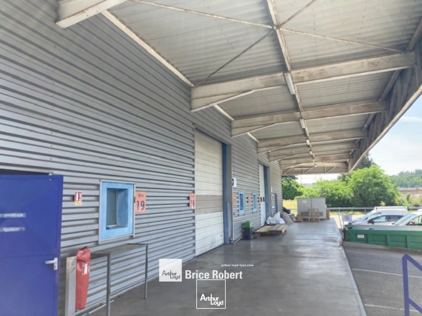 A LOUER - Local industriel équipé de 8 quais de déchargement dont 5 portes de plain-pied avec quai filant situé à Saint-Quentin Fallavier