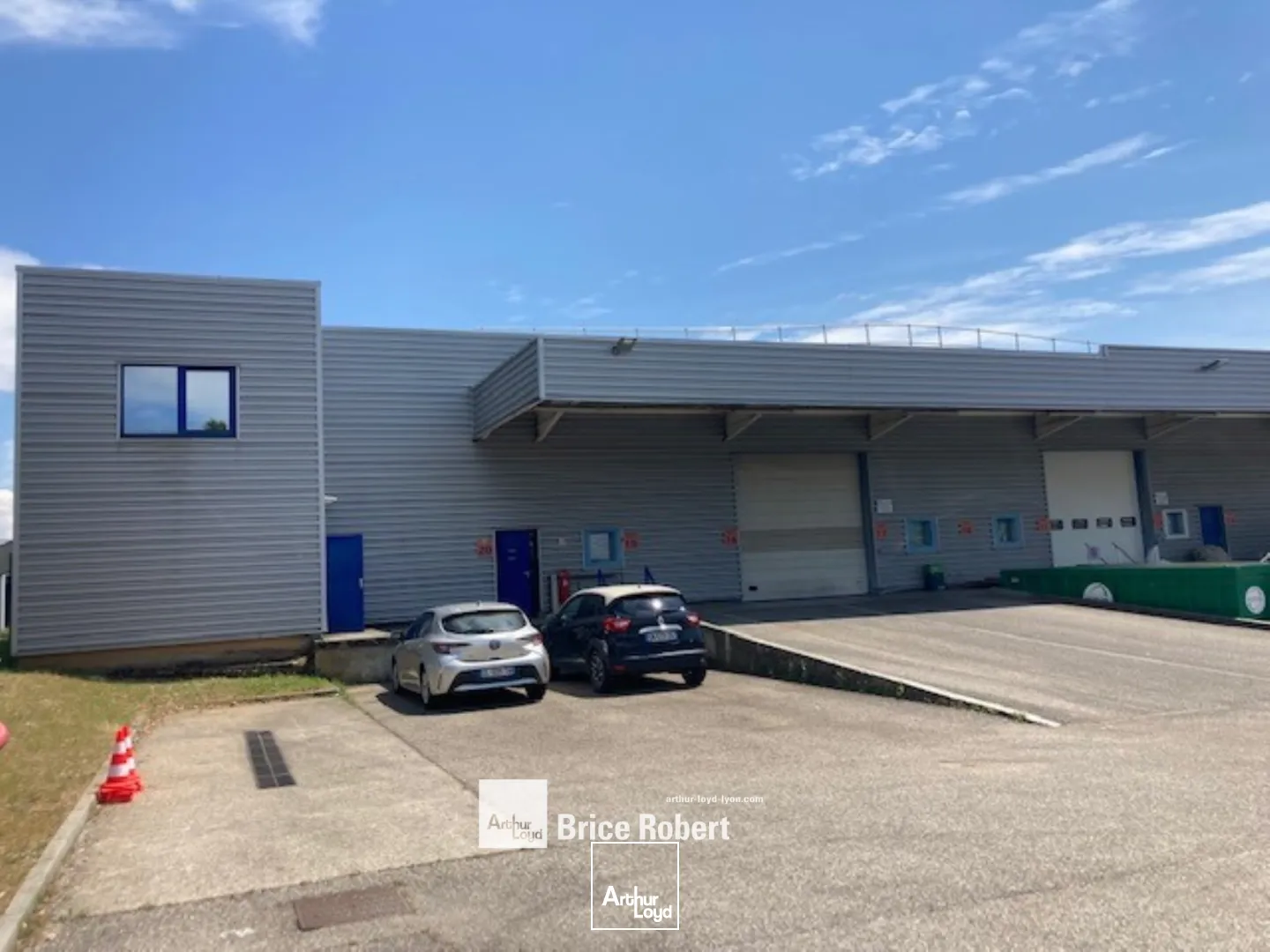 A LOUER - Local industriel équipé de 8 quais de déchargement dont 5 portes de plain-pied avec quai filant situé à Saint-Quentin Fallavier