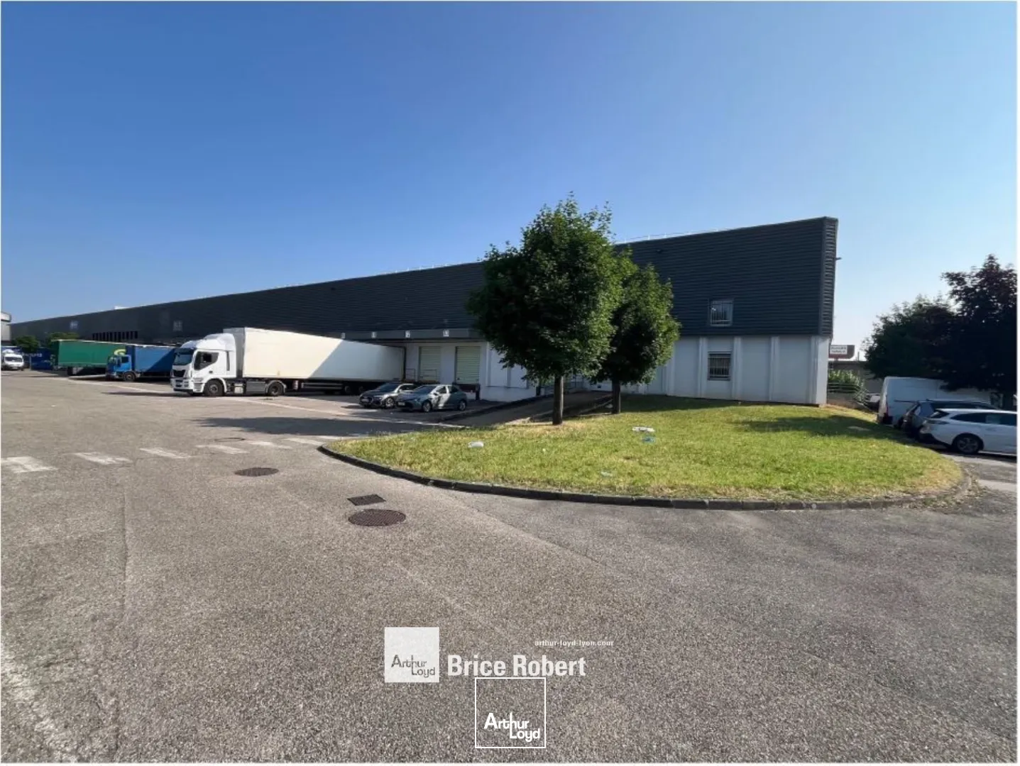 A louer - Bâtiments industriels avec quais d'accès sur porte - Vénissieux