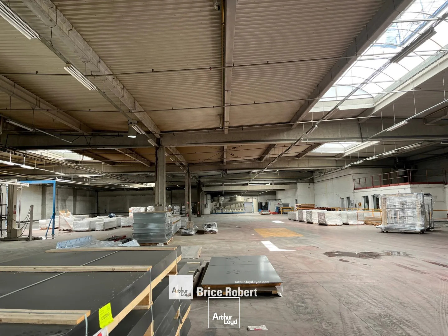 Bâtiment d'activité à louer situé à Saint-Genis Laval