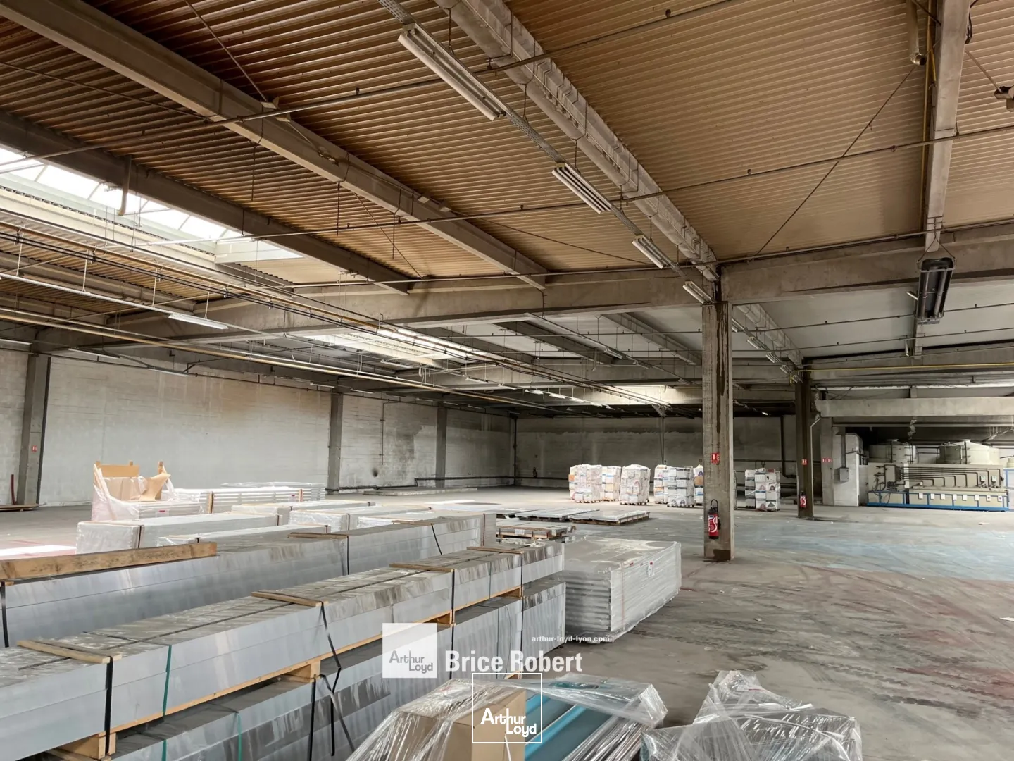 Bâtiment d'activité à louer situé à Saint-Genis Laval