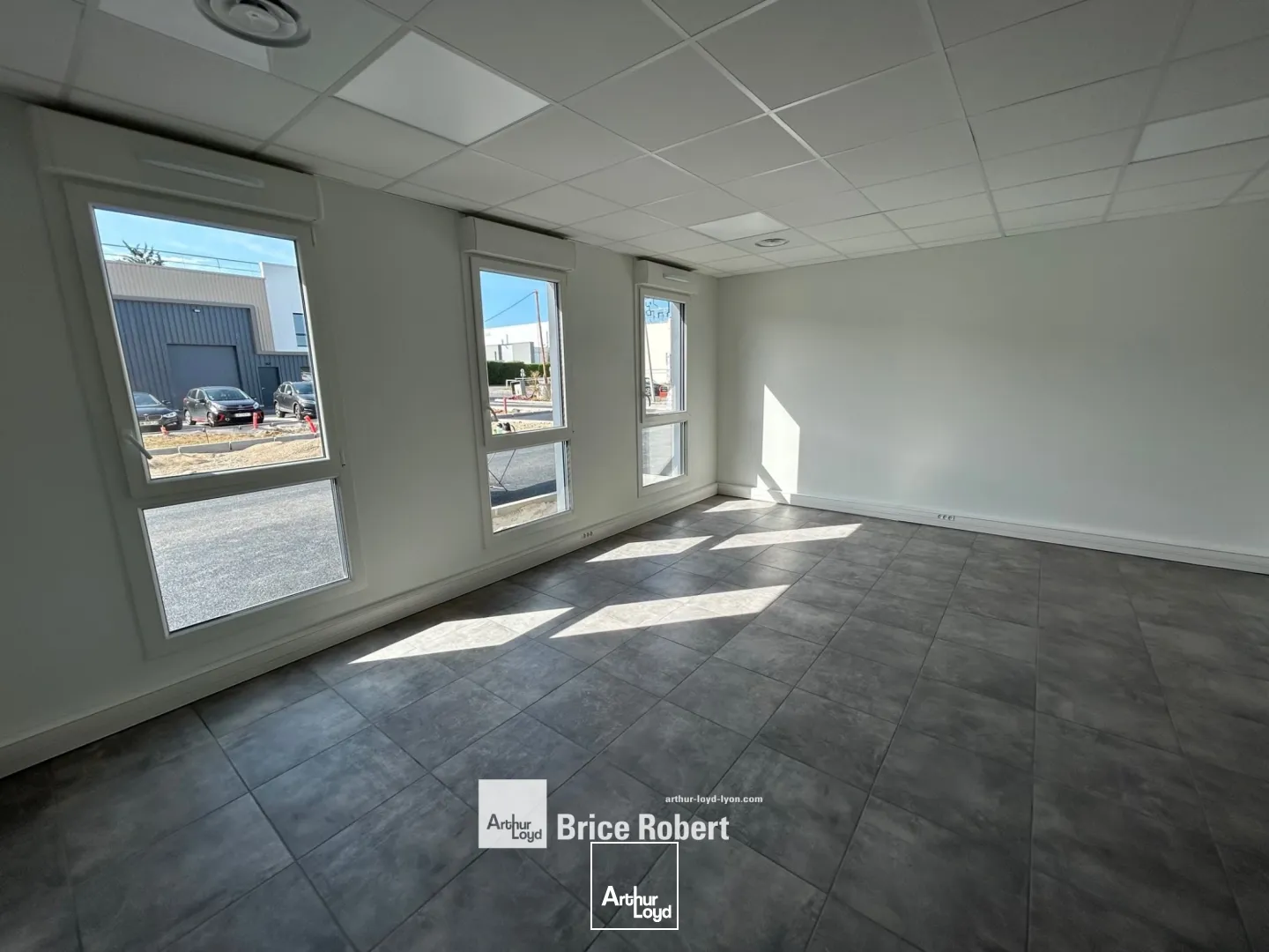 A louer - Local d'activités avec places de parking et surface de stockage - Genay