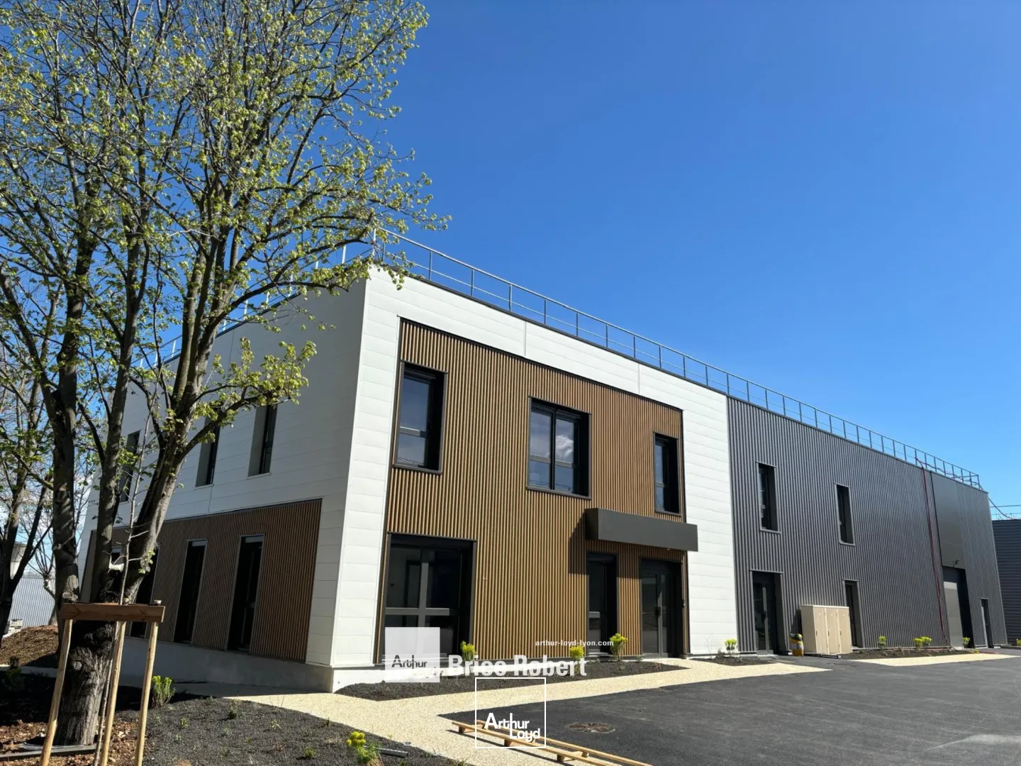 A vendre ou à louer - Parc d'activités neuf avec de panneaux photovoltaïques. - Vénissieux