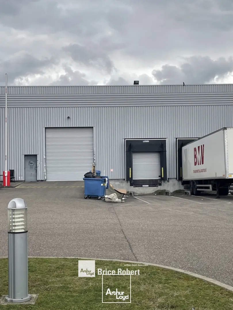 A LOUER - Bâtiment d'activités récent avec 2 quais - SAINT-PRIEST