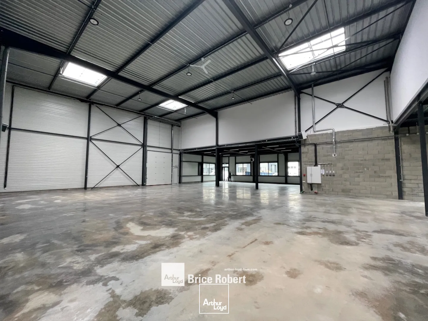 A LOUER - Local d'activités neuf avec espace de stockage et grande hauteur sous plafond - à Chassieu