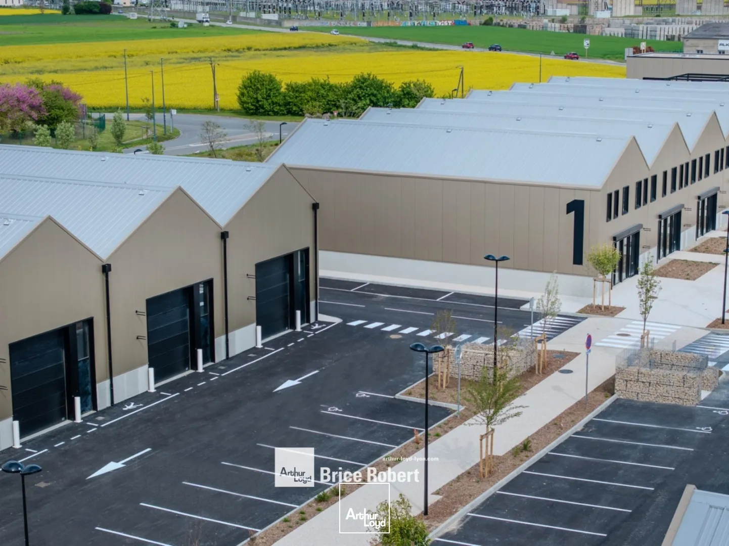 A vendre - Cellules d'activités neuves à partir de 234 m² avec showroom - Toussieu