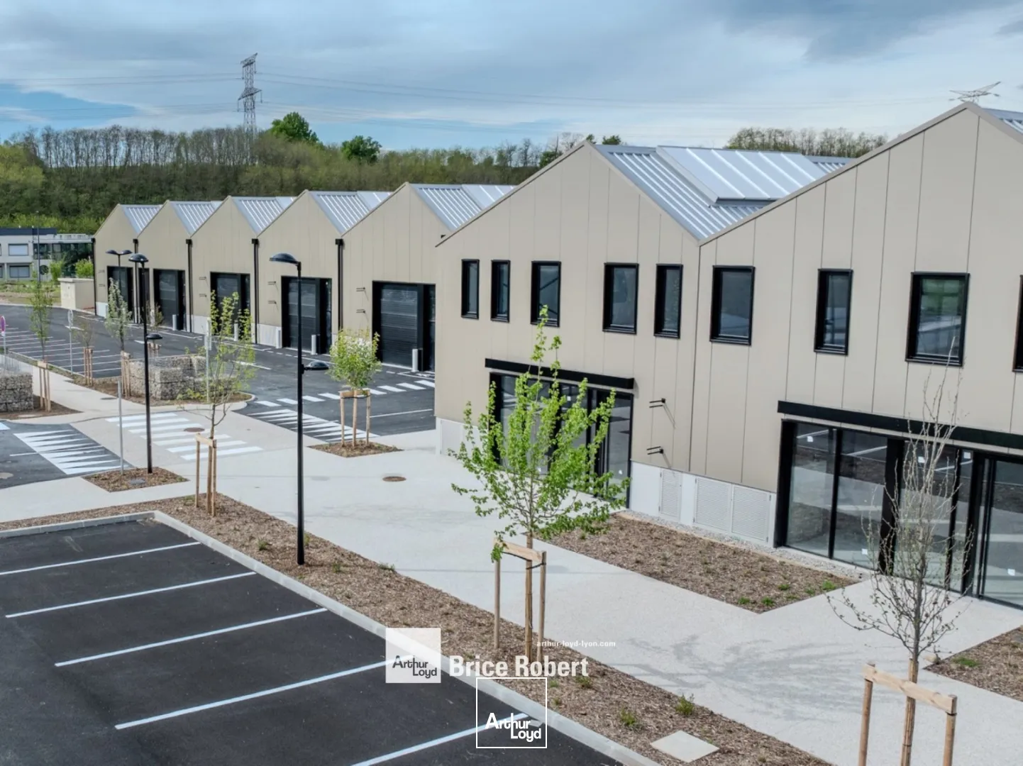 A vendre - Cellules d'activités neuves à partir de 234 m² avec showroom - Toussieu