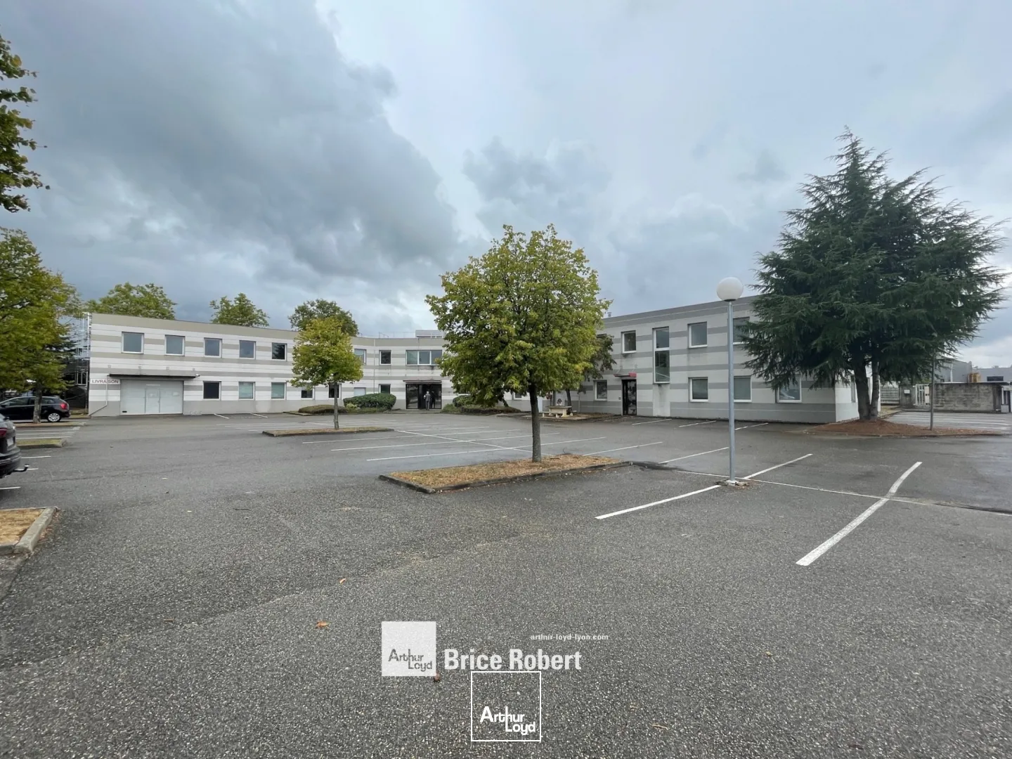 A louer - Bâtiment indépendant avec surface de bureaux et de stockage - Décines Charpieu