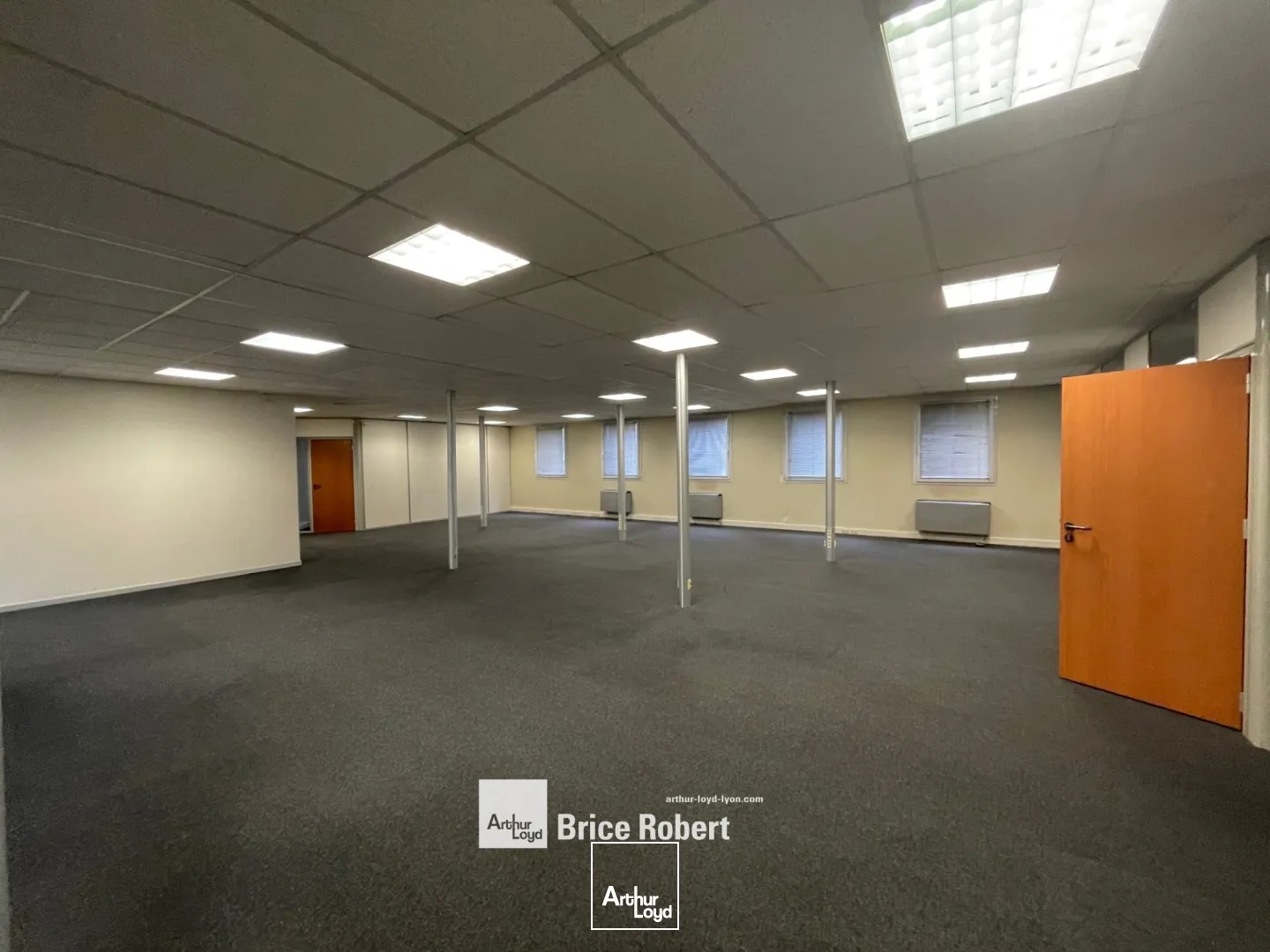 A louer - Bâtiment indépendant avec surface de bureaux et de stockage - Décines Charpieu