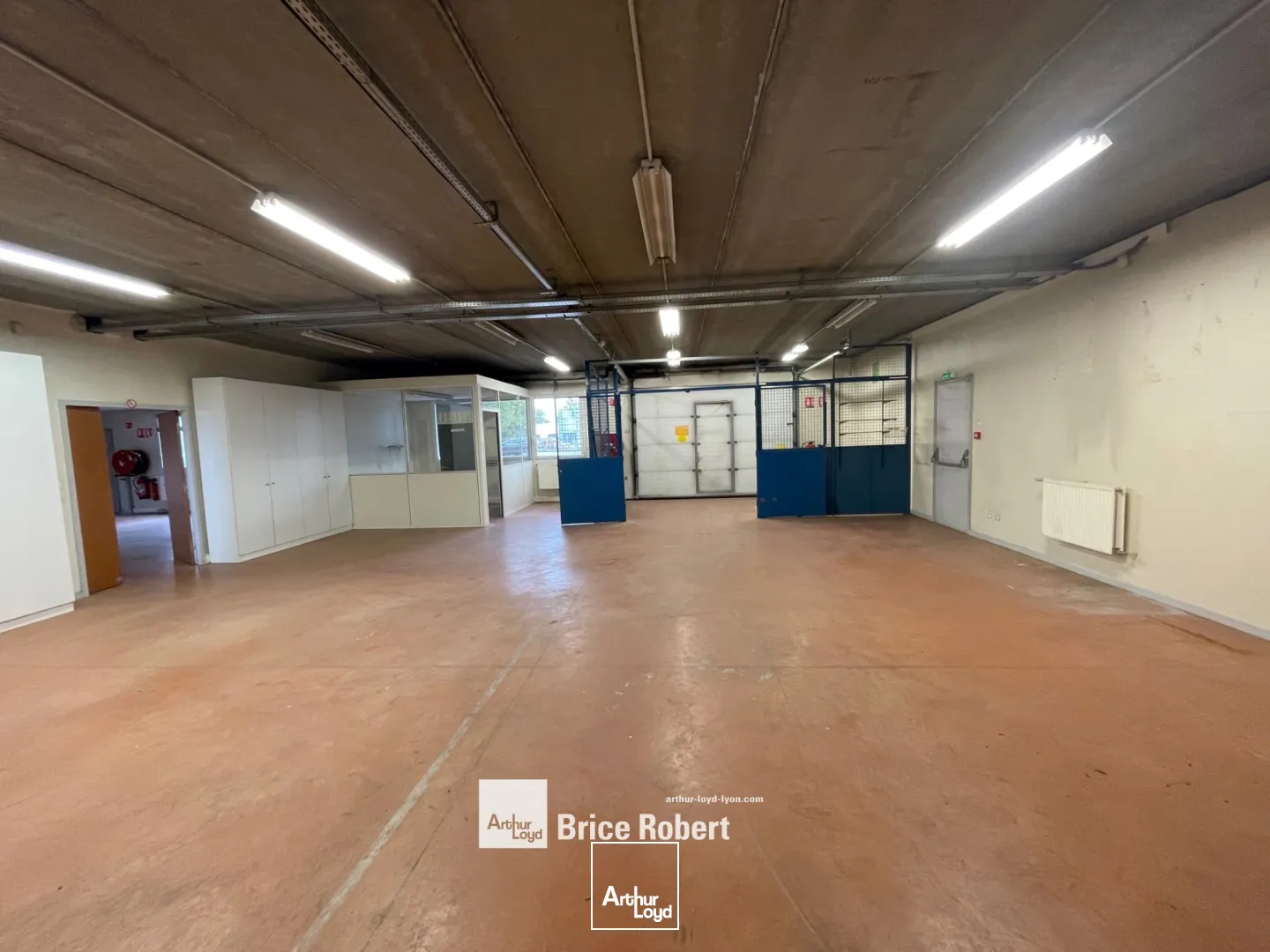 A louer - Bâtiment indépendant avec surface de bureaux et de stockage - Décines Charpieu