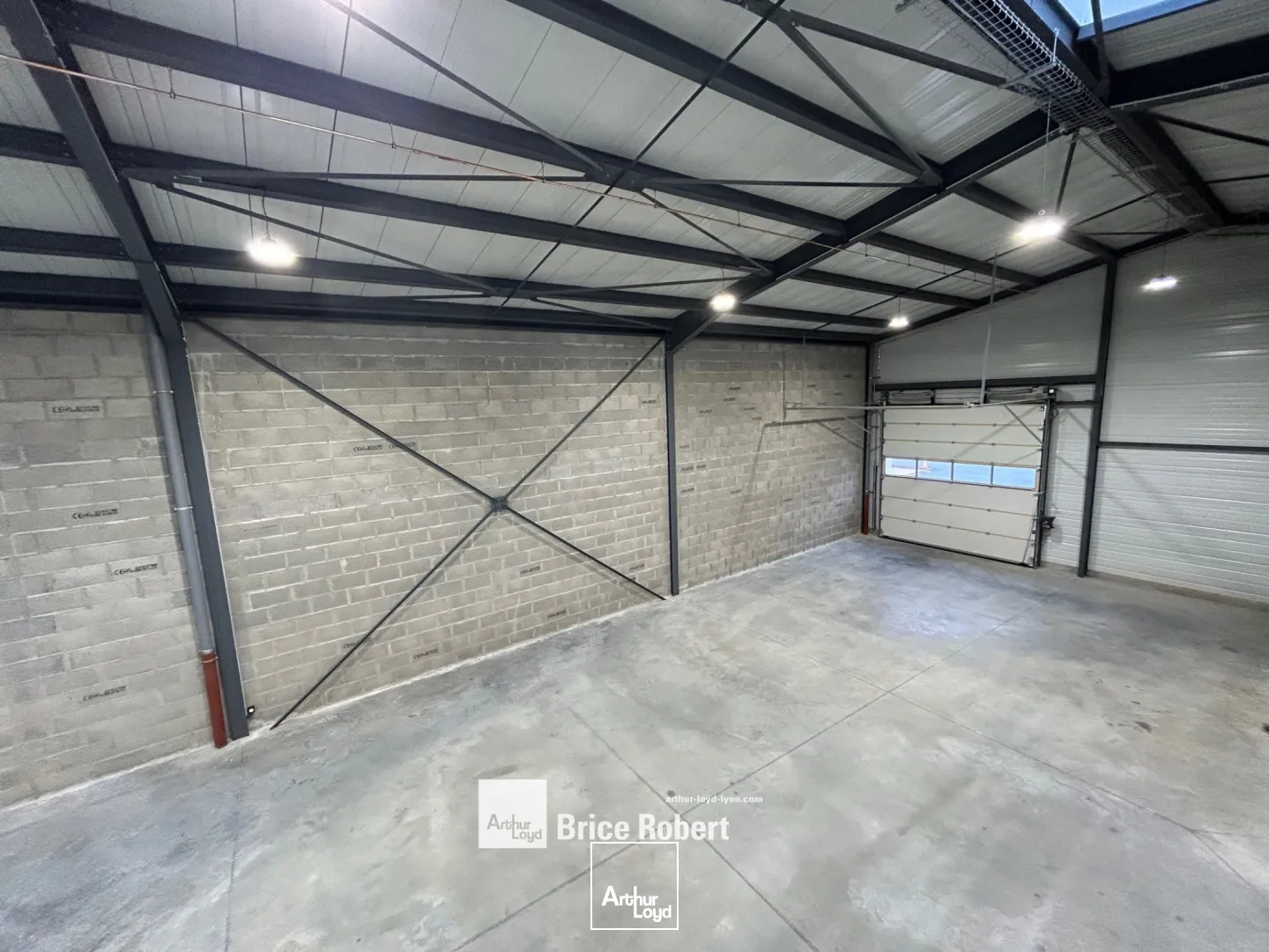 A louer - Bâtiments d'activités avec espaces de stockage et bureaux labélisés BREEAM niveau GOOD - Vaulx en Velin