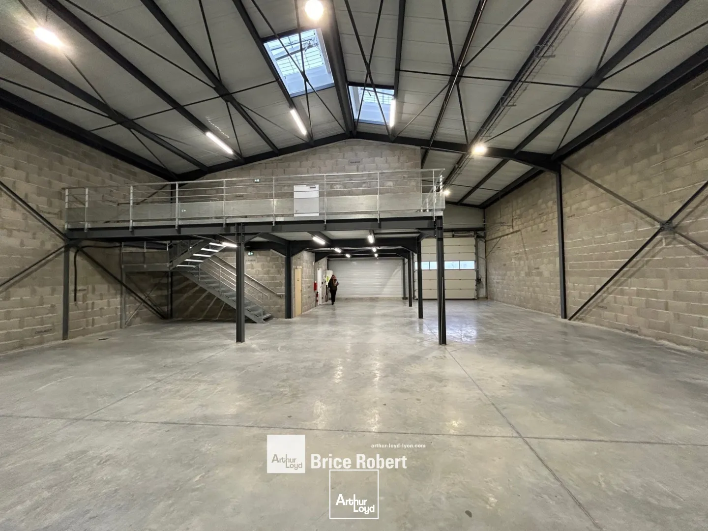 A louer - Bâtiments d'activités avec espaces de stockage et bureaux labélisés BREEAM niveau GOOD - Vaulx en Velin