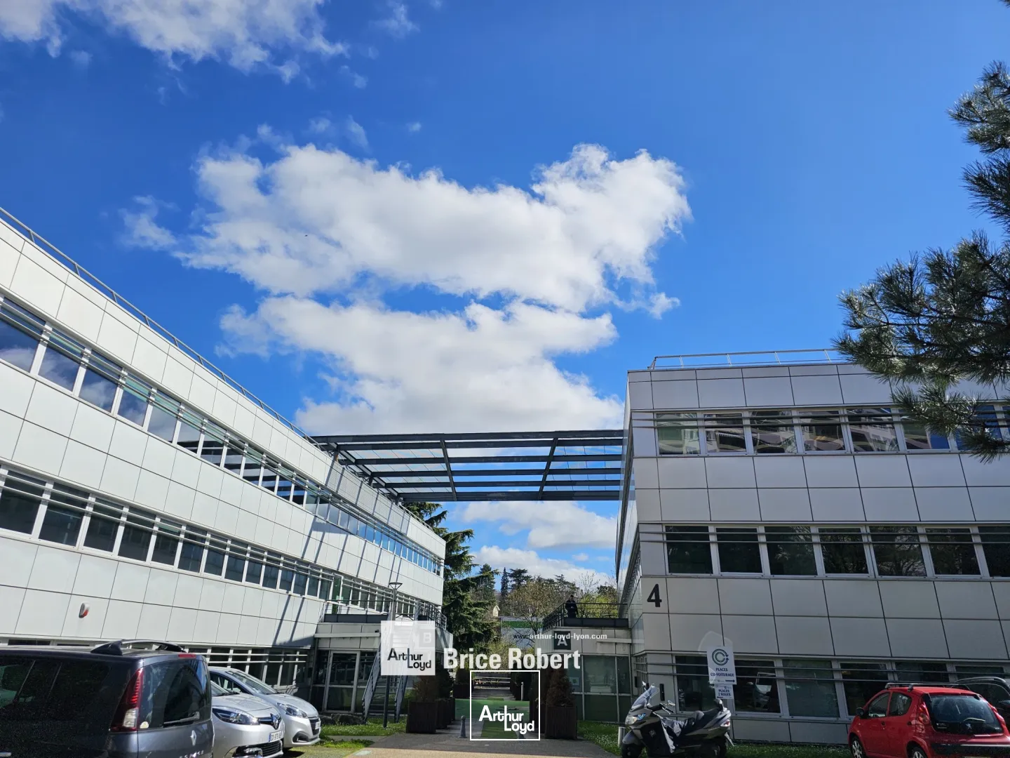 A louer - VAL D'ECULLY - Bureaux accompagnés de nombreuses places de parking - Ecully