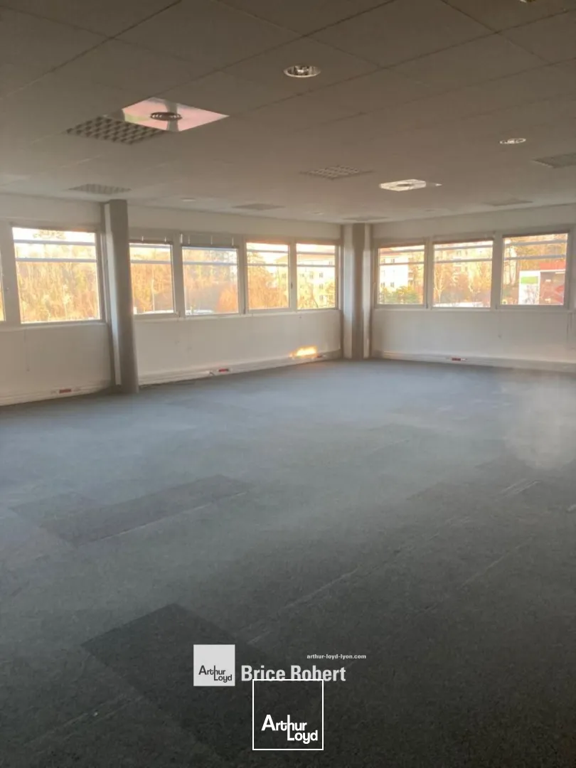 A louer - VAL D'ECULLY - Bureaux accompagnés de nombreuses places de parking - Ecully