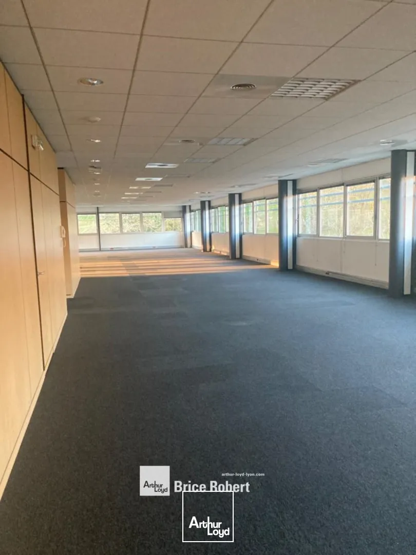 A louer - VAL D'ECULLY - Bureaux accompagnés de nombreuses places de parking - Ecully