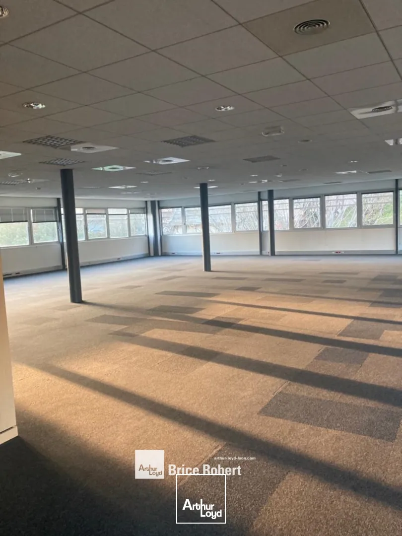 A louer - VAL D'ECULLY - Bureaux accompagnés de nombreuses places de parking - Ecully
