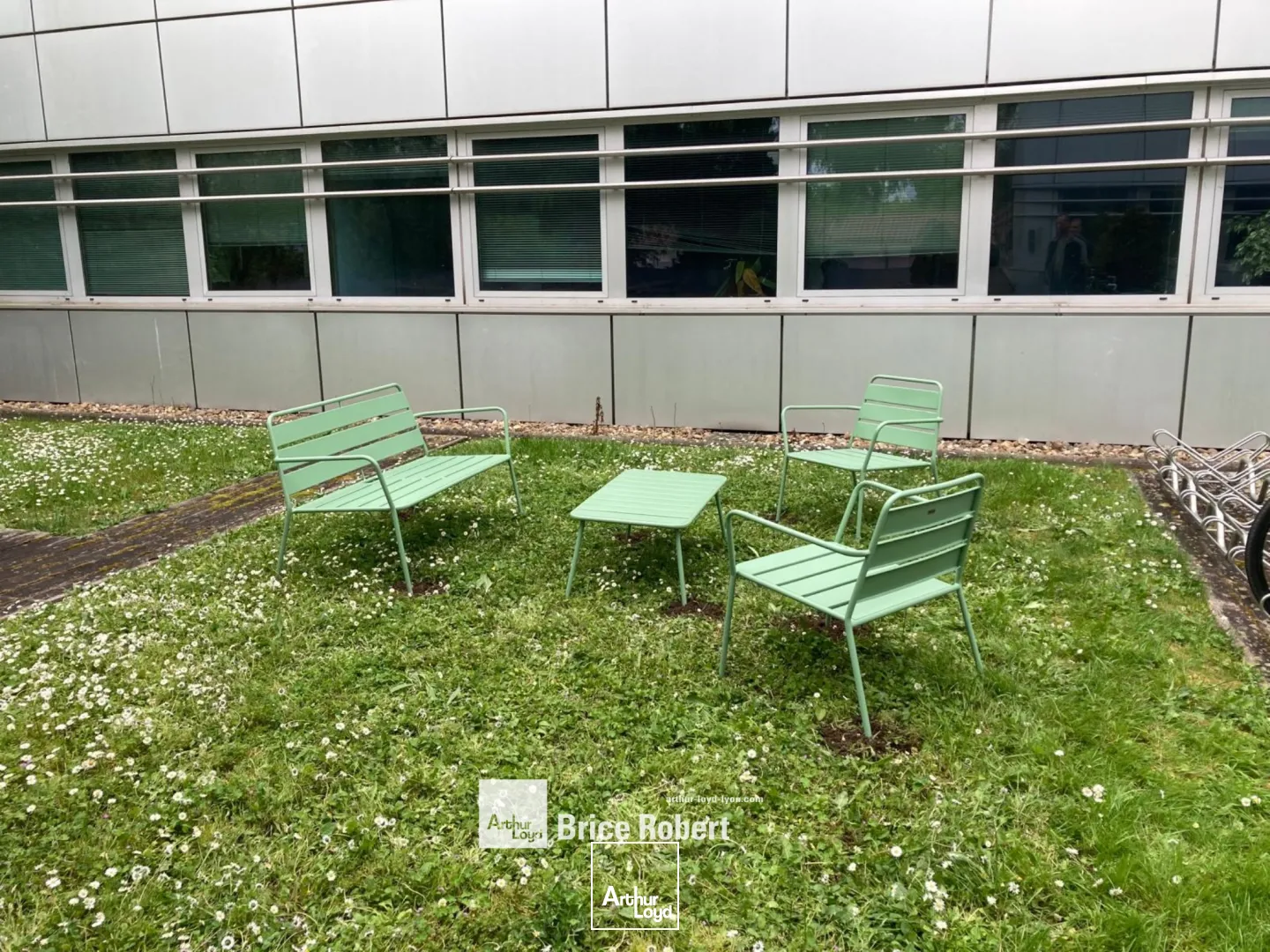 A louer - VAL D'ECULLY - Bureaux accompagnés de nombreuses places de parking - Ecully