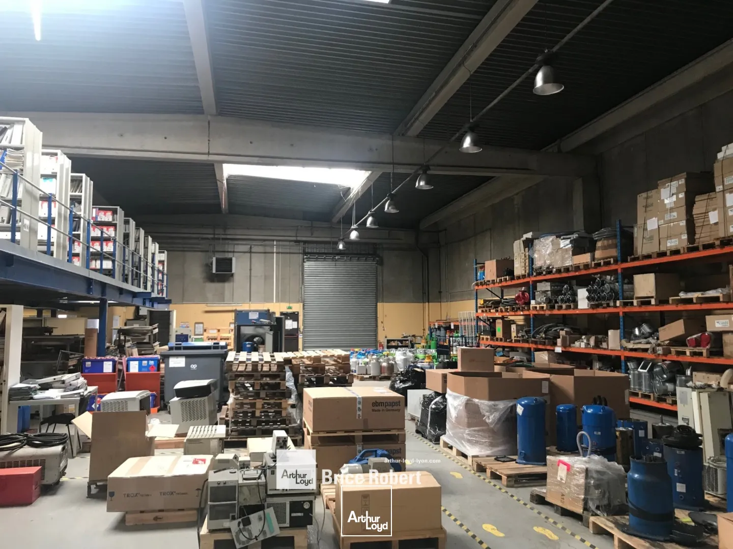 A louer - Local d'activités avec une porte sectionnelle électrique - Oullins