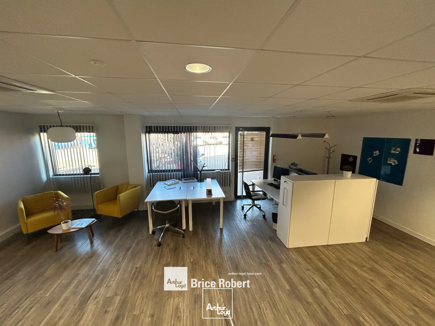 A louer - Local d'activités avec une porte sectionnelle électrique - Oullins