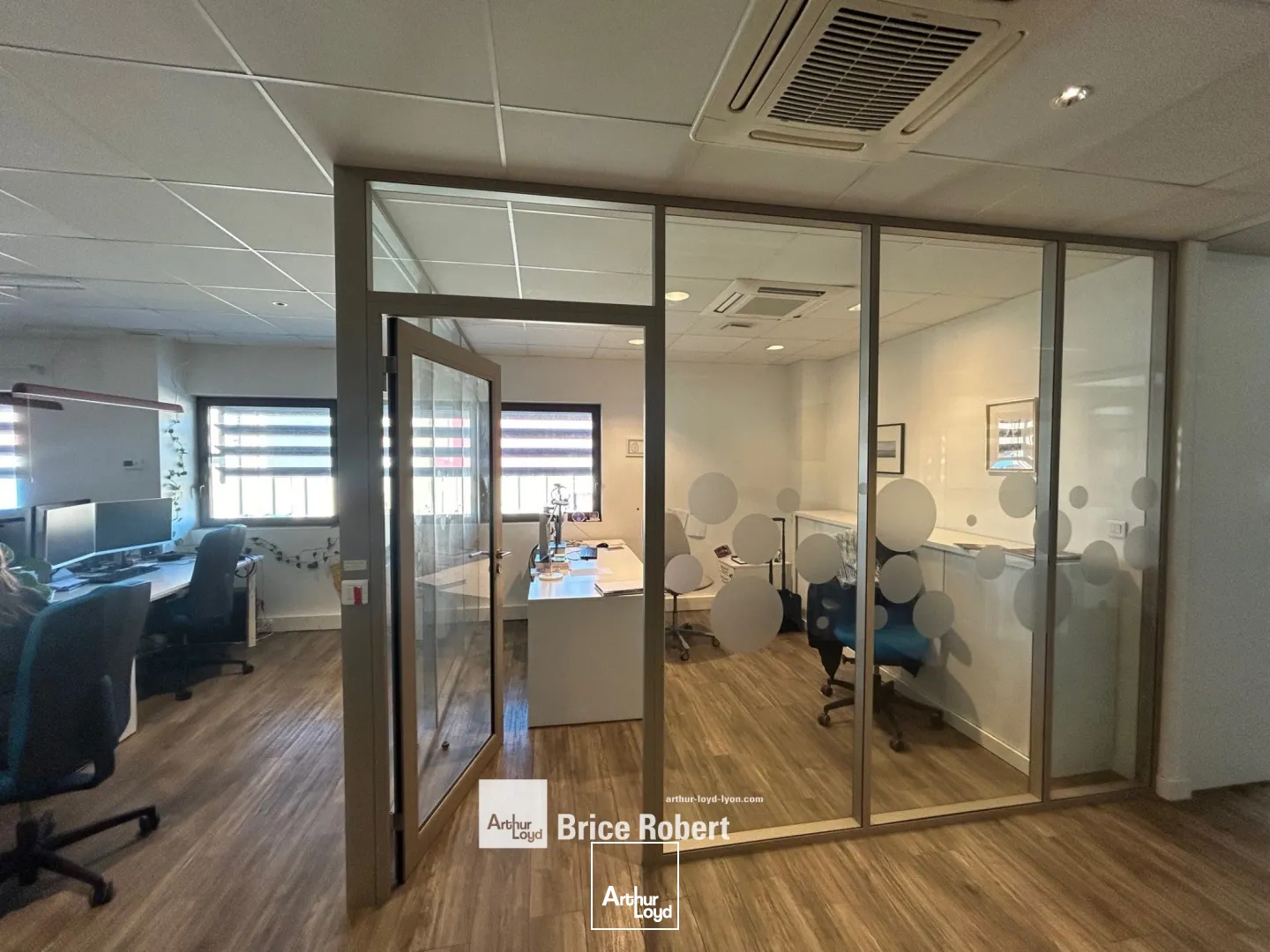 A louer - Local d'activités avec une porte sectionnelle électrique - Oullins