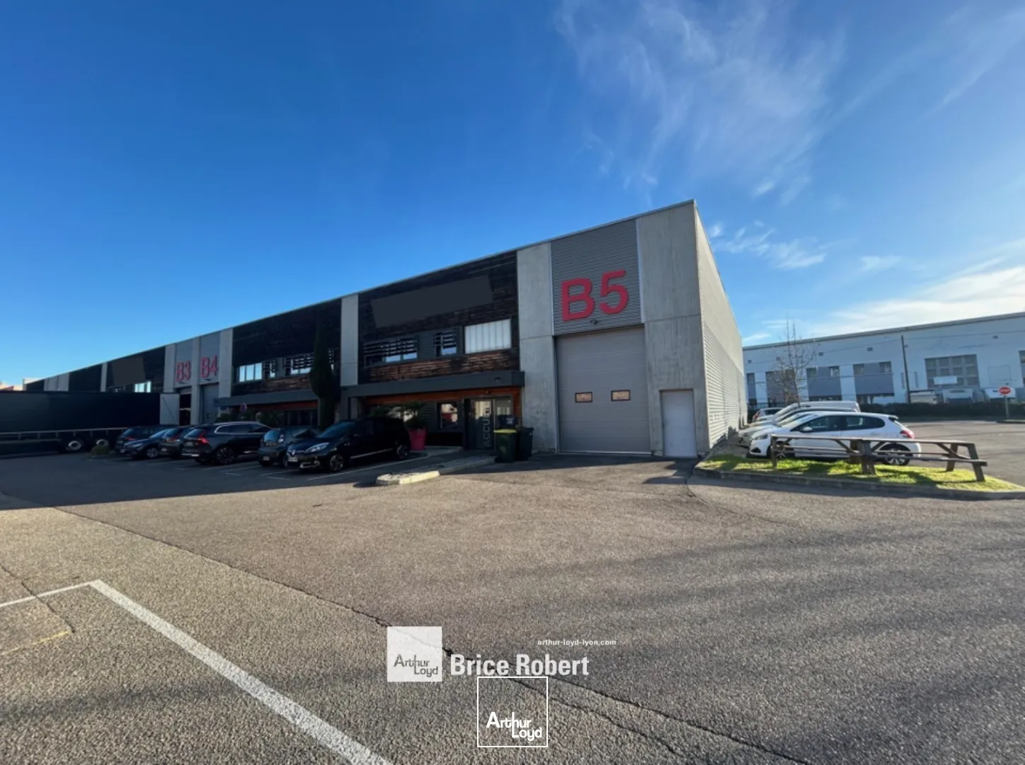 A louer - Local d'activités avec une porte sectionnelle électrique - Oullins