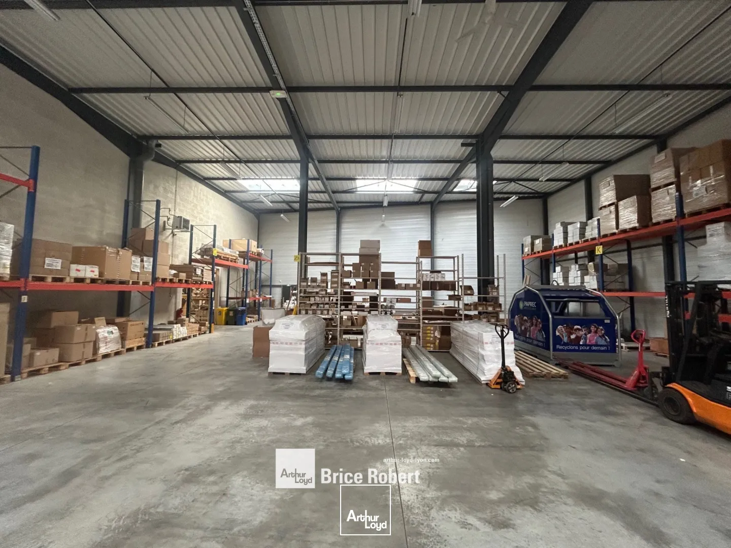 A louer - Local d'activités avec une porte sectionnelle électrique - Oullins