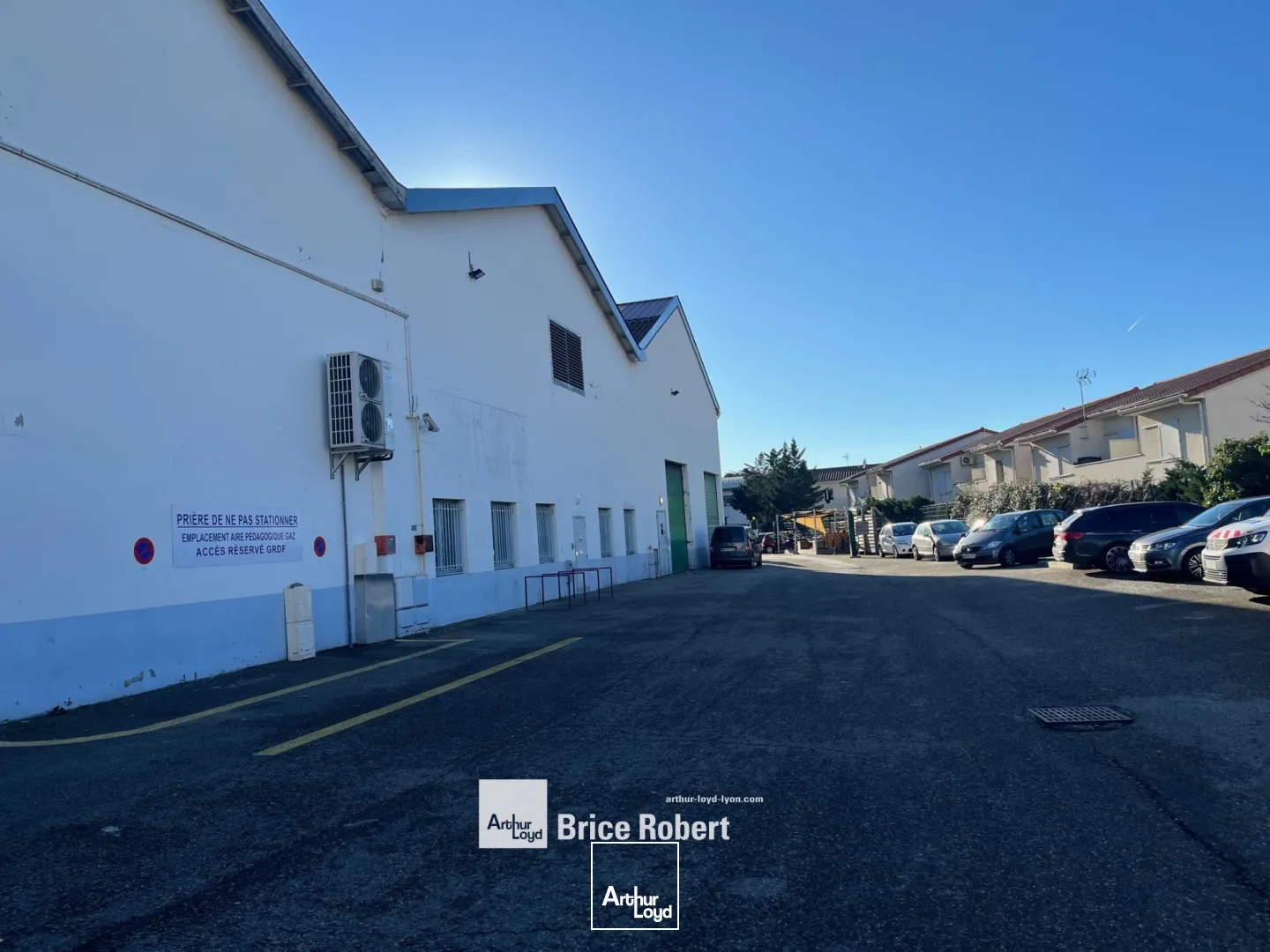 A LOUER - Bâtiment d'activités dans un parc d'activités - LYON 8ème