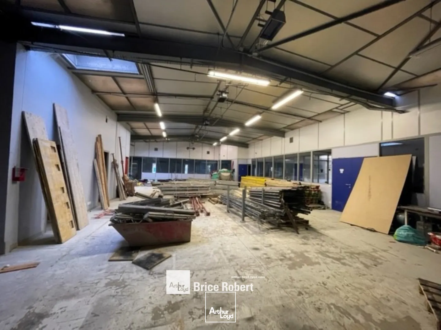 A vendre - Bâtiment professionnel indépendant avec un entrepôt à usage de stockage - Ambérieux