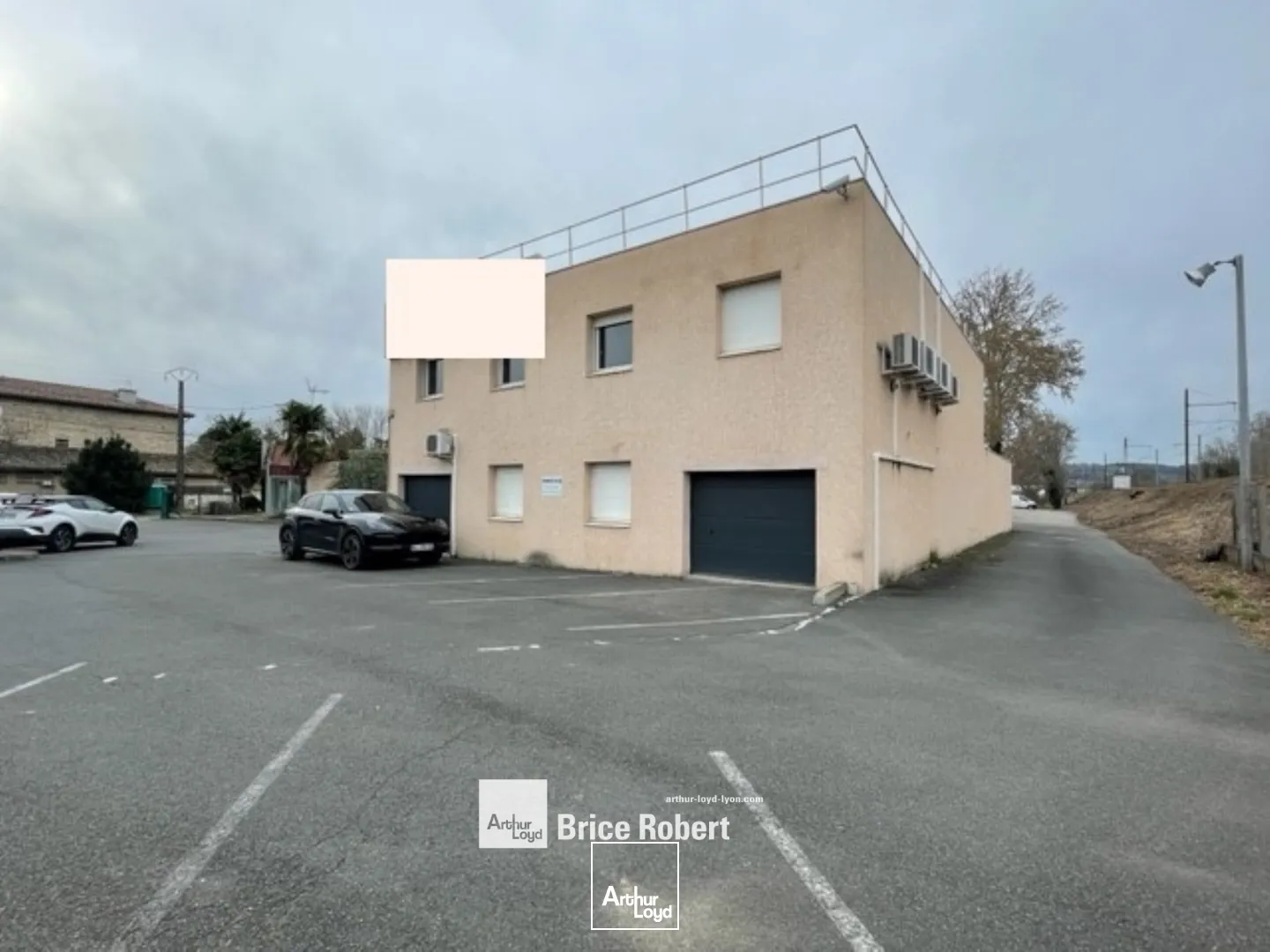 A vendre - Bâtiment professionnel indépendant avec un entrepôt à usage de stockage - Ambérieux