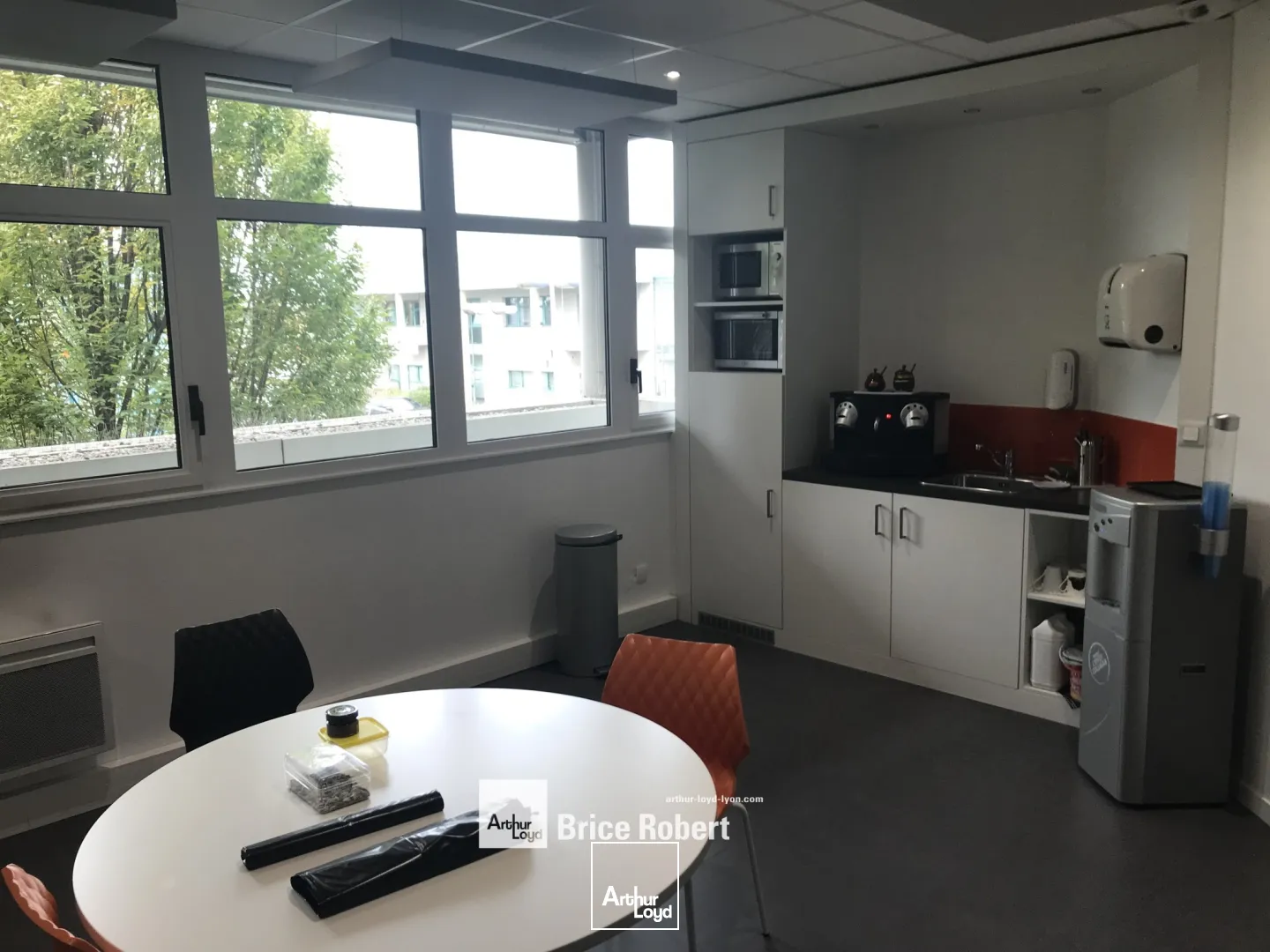 A louer - ACTIVILLAGE - Bureaux avec stationnements - Bron 