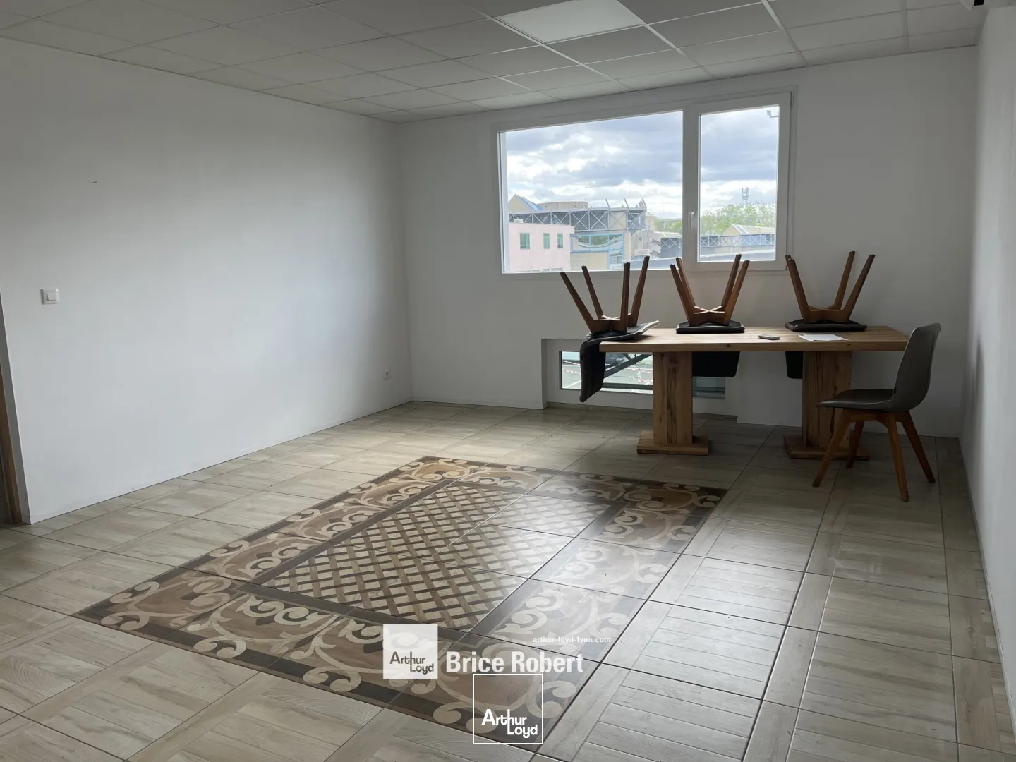 A louer - plusieurs lots d'activités à partir de 108 m² avec un portail automatique - Vénissieux