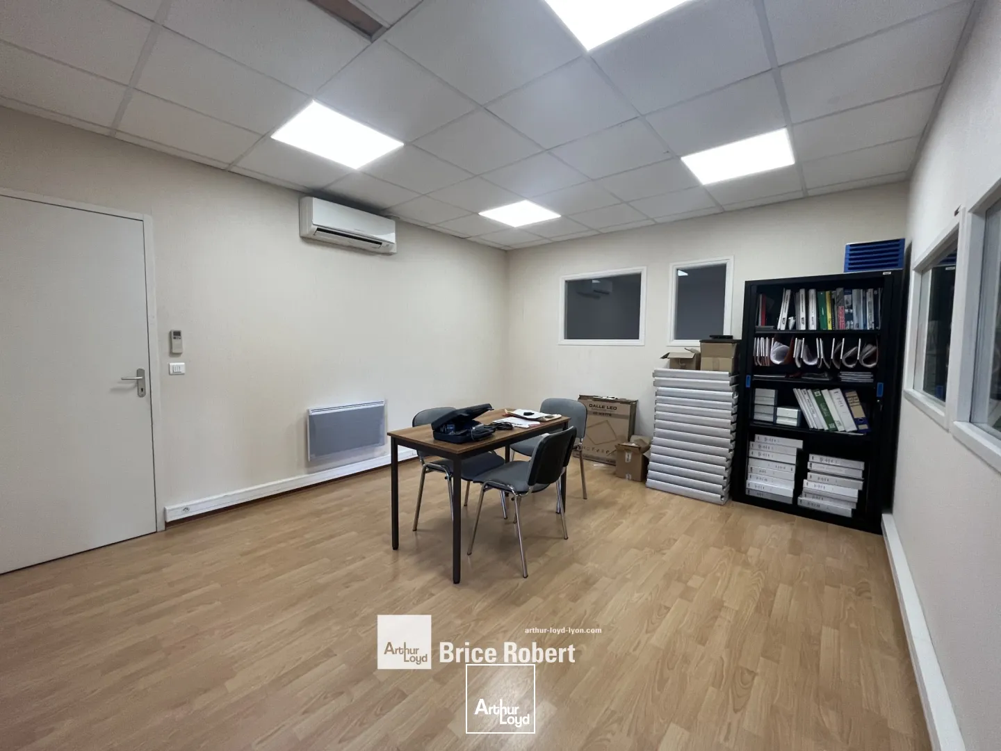 A louer - Locaux d'activités avec entrepôt d'une hauteur sous plafond de 5,5 m - Toussieu