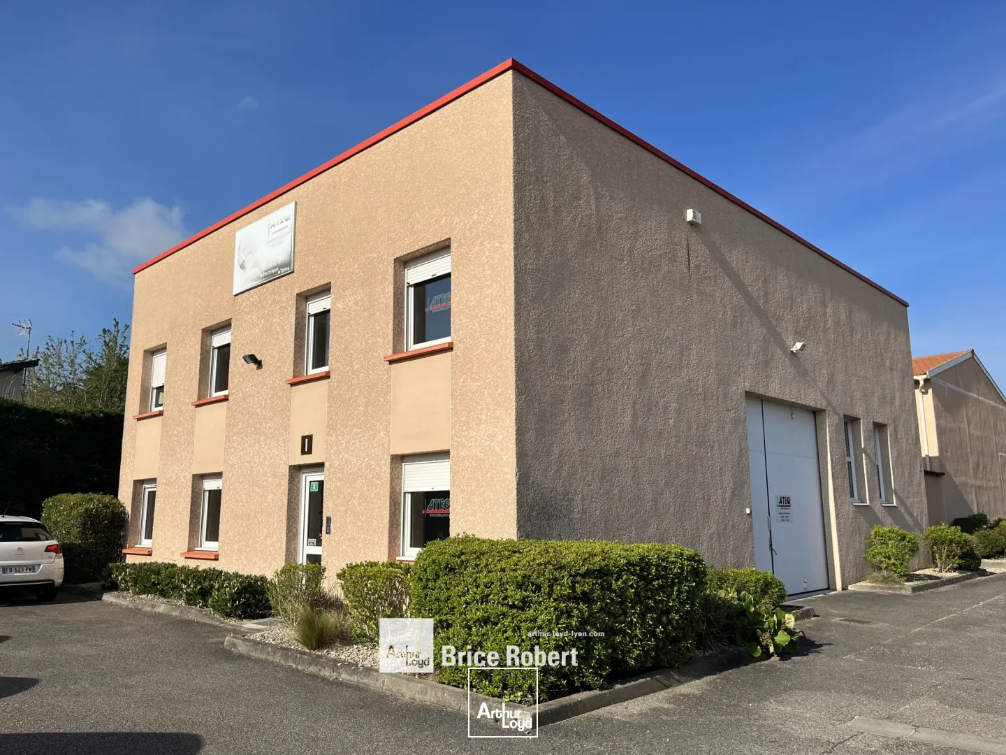 A louer - Locaux d'activités avec entrepôt d'une hauteur sous plafond de 5,5 m - Toussieu