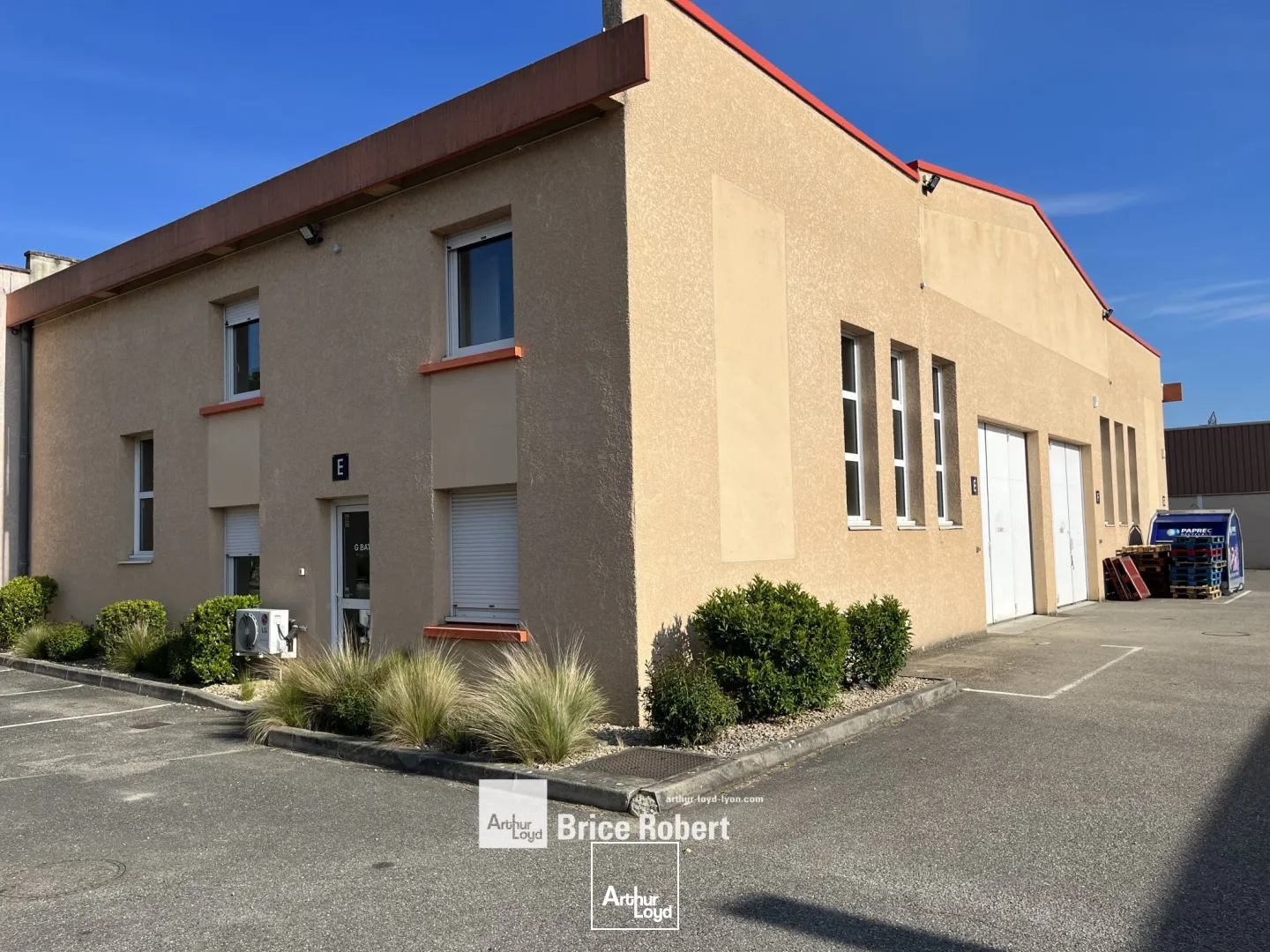 A louer - Locaux d'activités avec entrepôt d'une hauteur sous plafond de 5,5 m - Toussieu